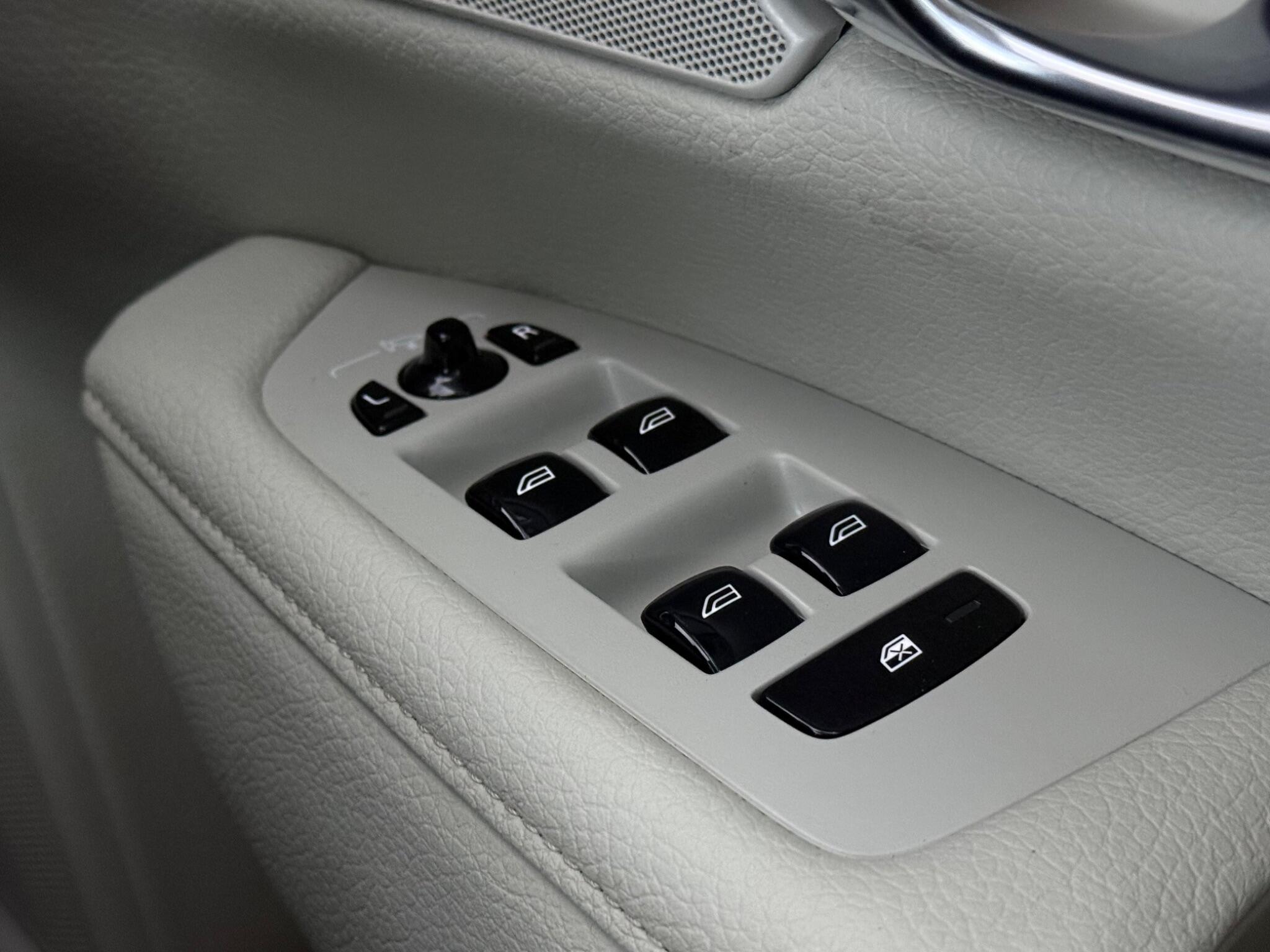 Volvo V90 Cross Country view 19
