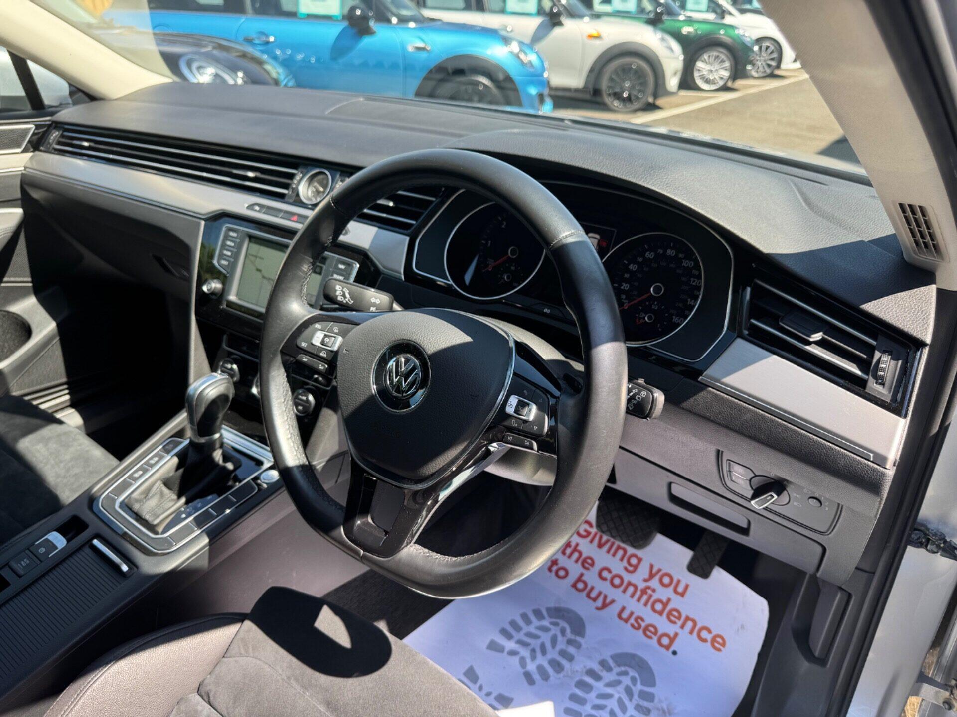 Volkswagen Passat view 24
