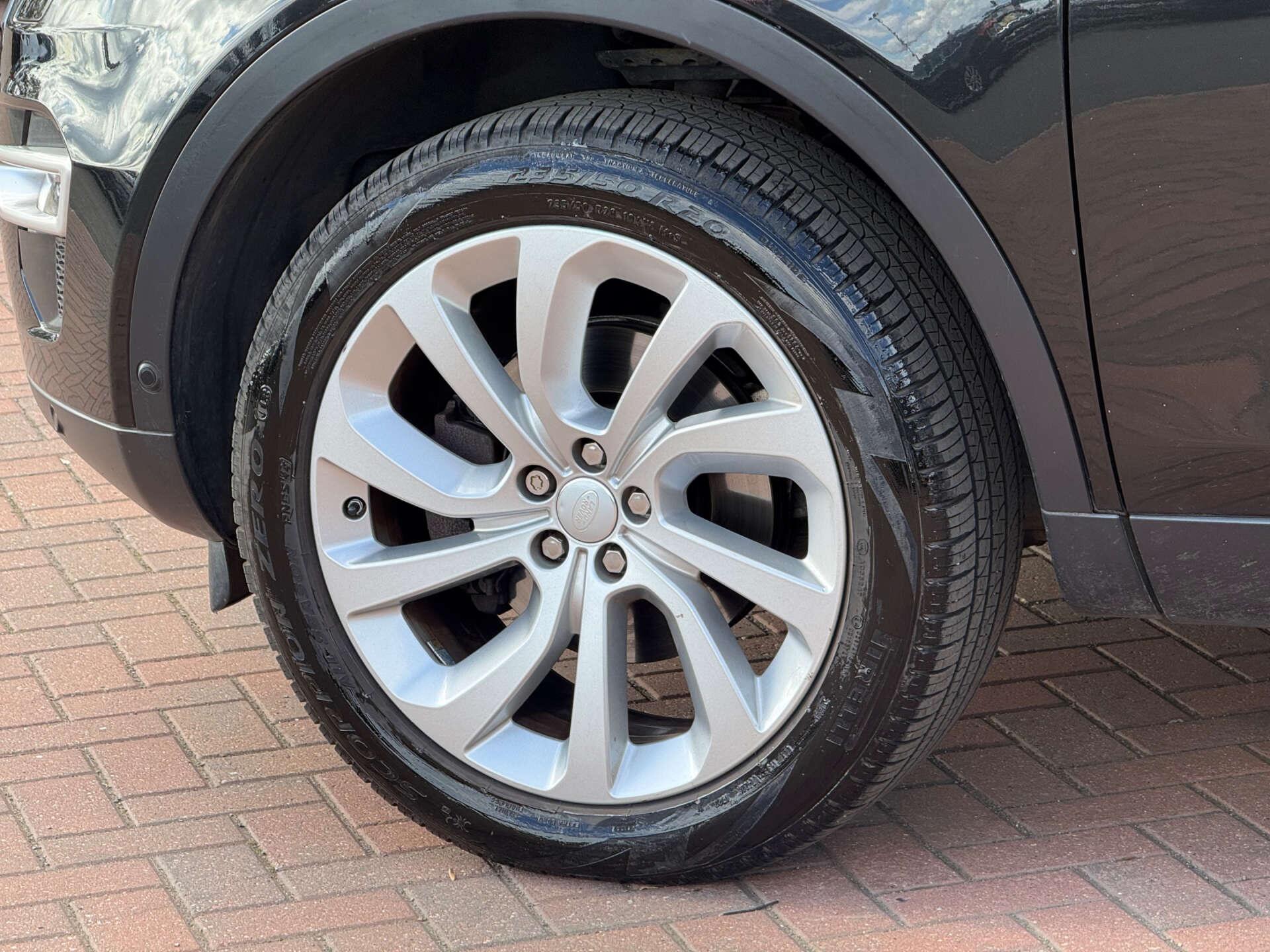 Land Rover Discovery Sport view 9