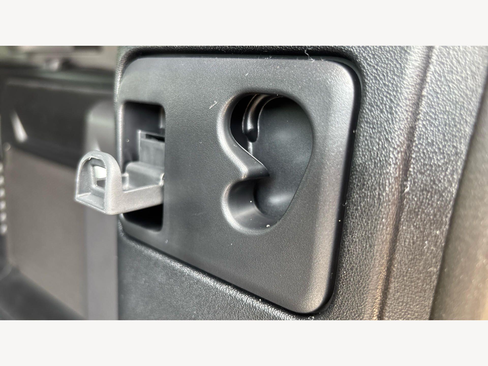 Land Rover Defender view 29
