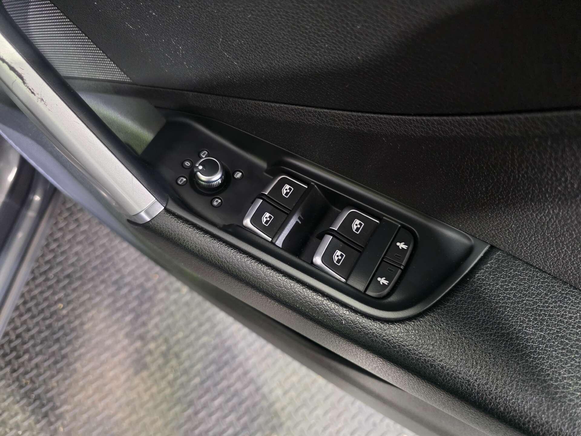 Audi Q2 view 16