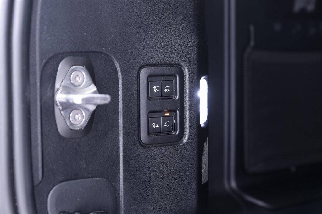 Land Rover Defender view 35