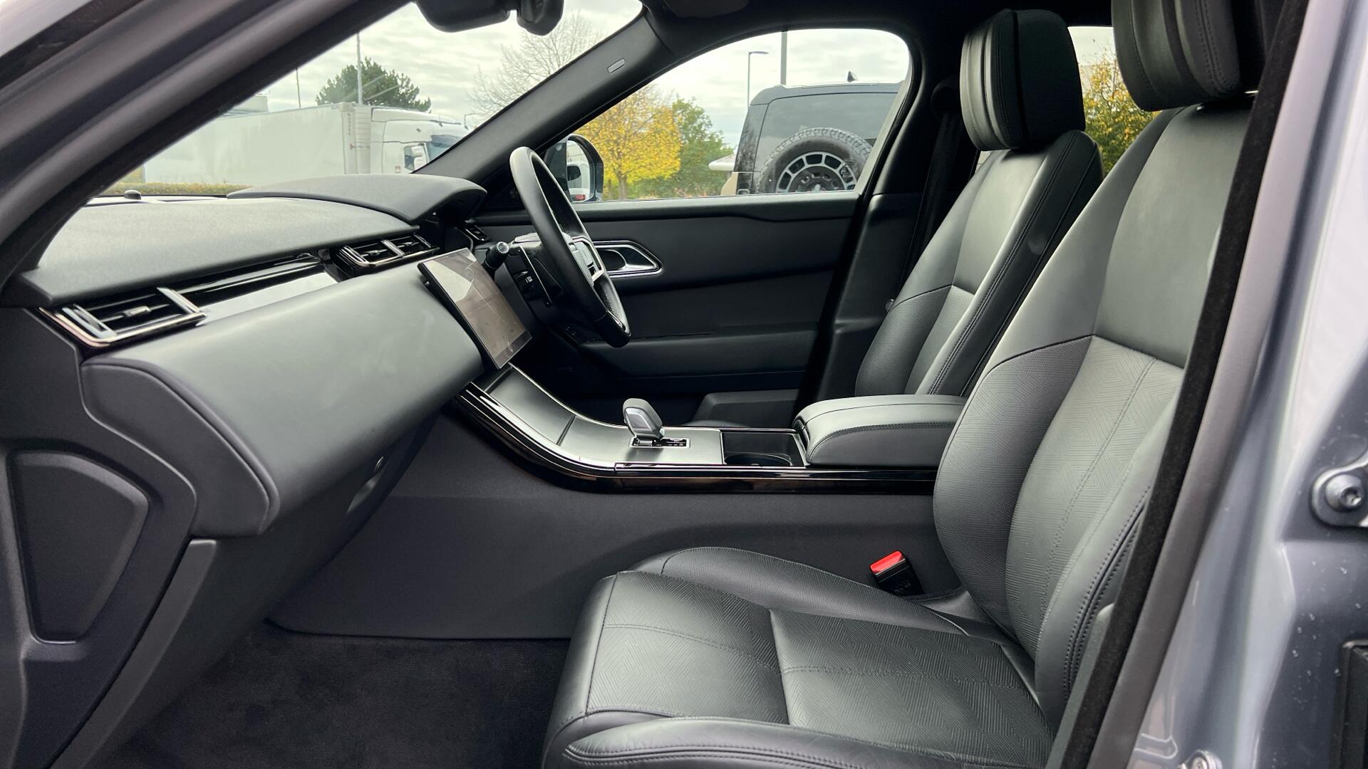Land Rover Range Rover Velar view 3