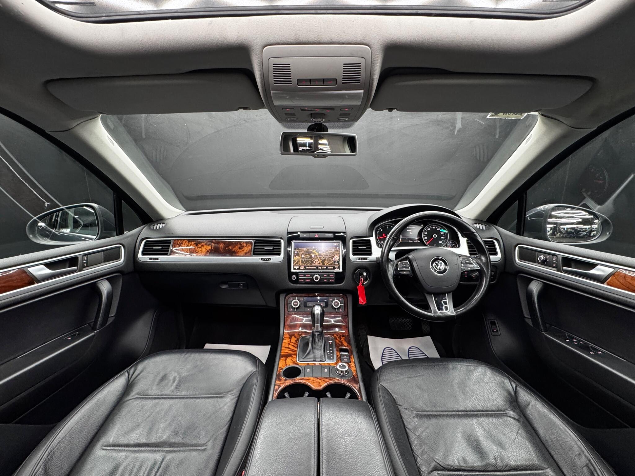 Volkswagen Touareg view 17
