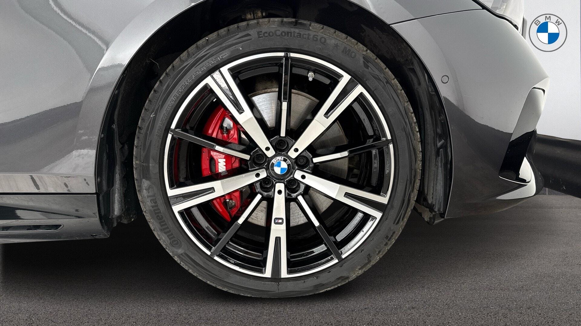 BMW 5 Series view 14