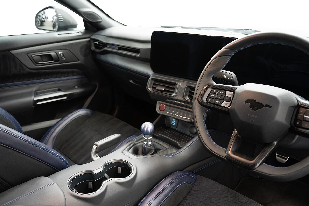 Ford Mustang view 4