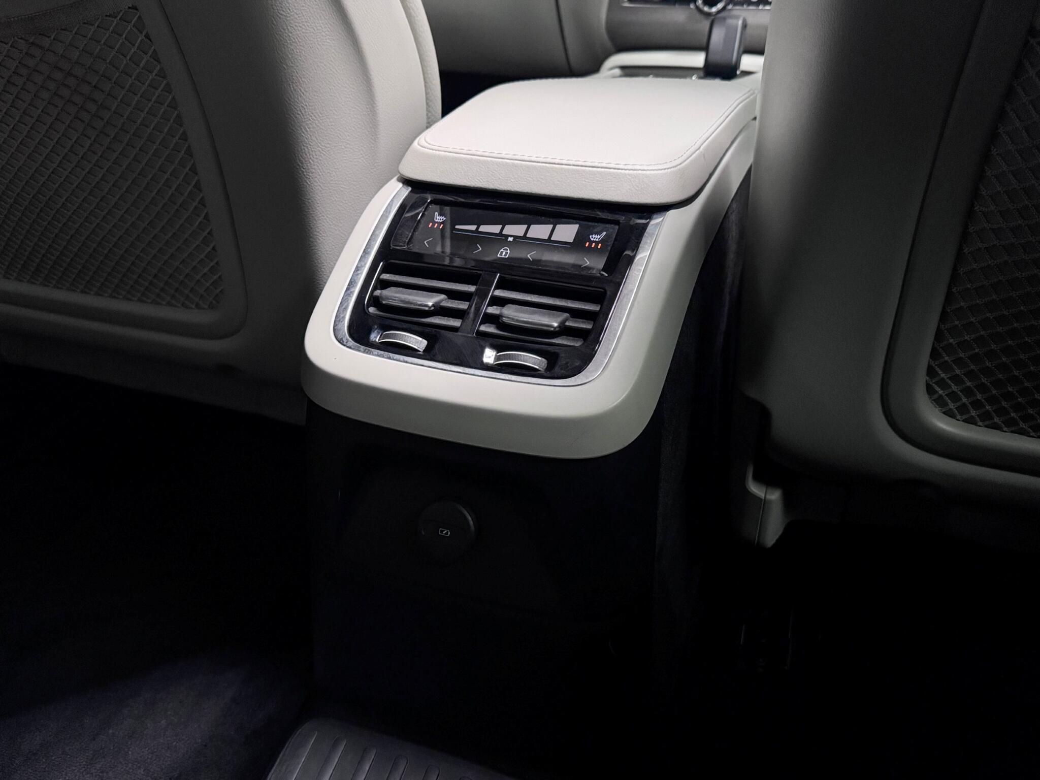 Volvo XC90 view 22