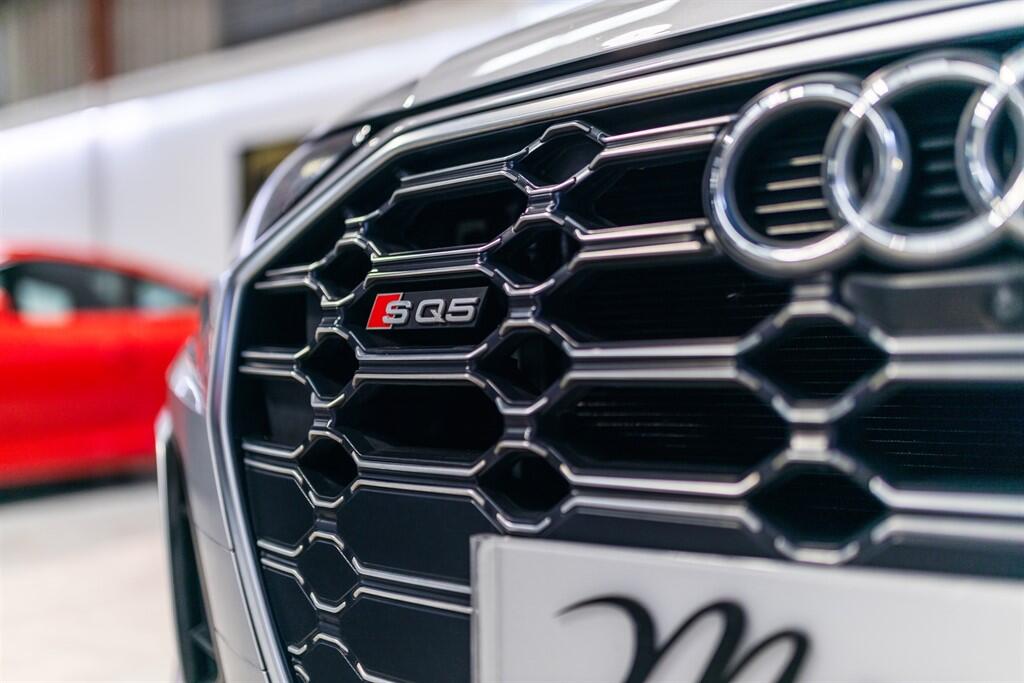 Audi SQ5 view 16