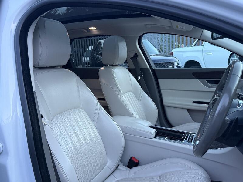Jaguar XF view 35