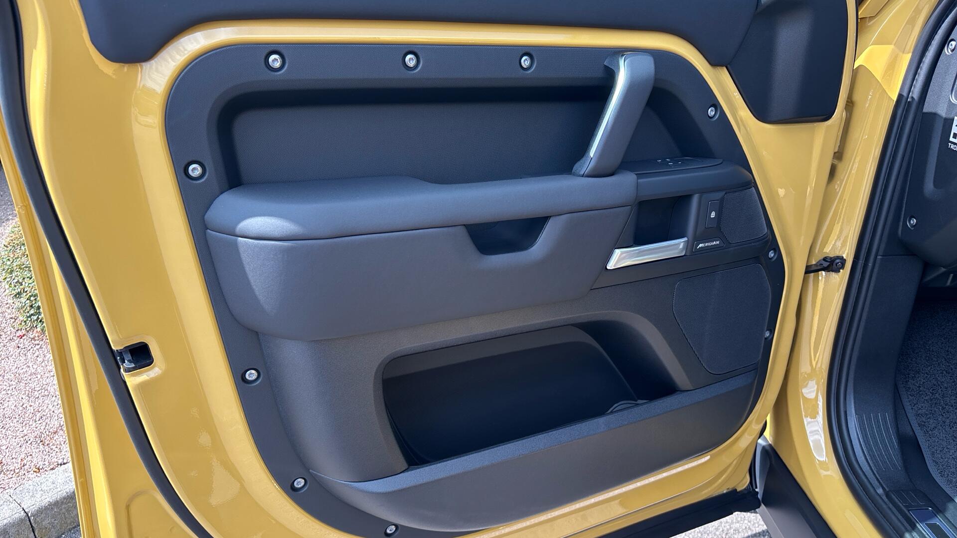 Land Rover Defender view 38
