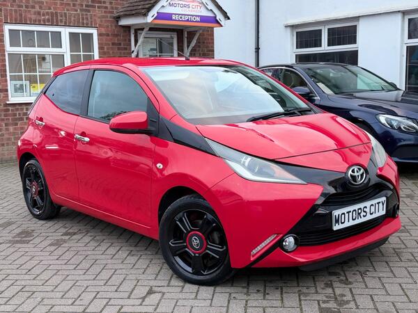 Red 2014 Toyota AYGO Hatchback Front-wheel drive Manual