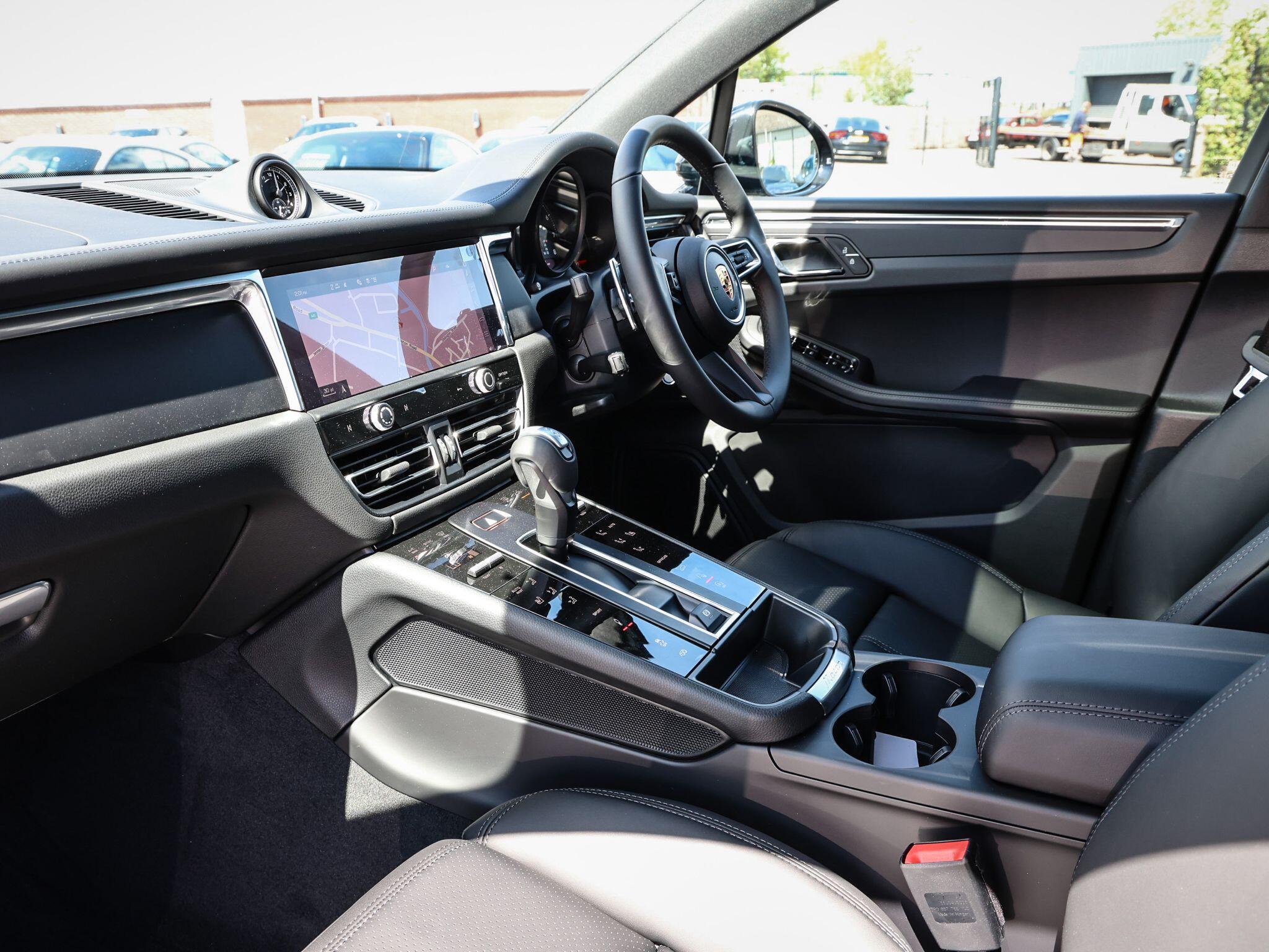Porsche Macan view 12