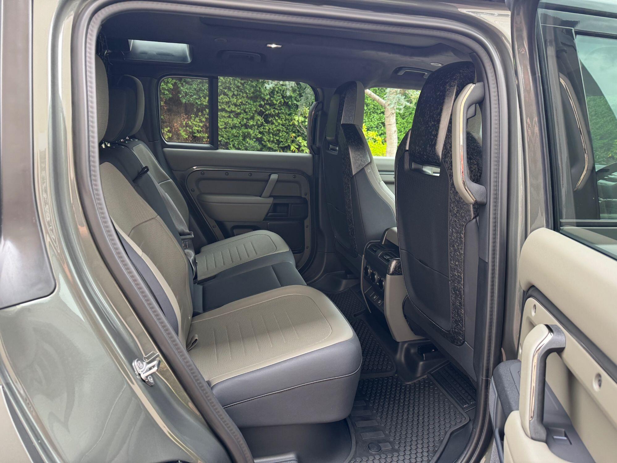 Land Rover Defender 110 view 27