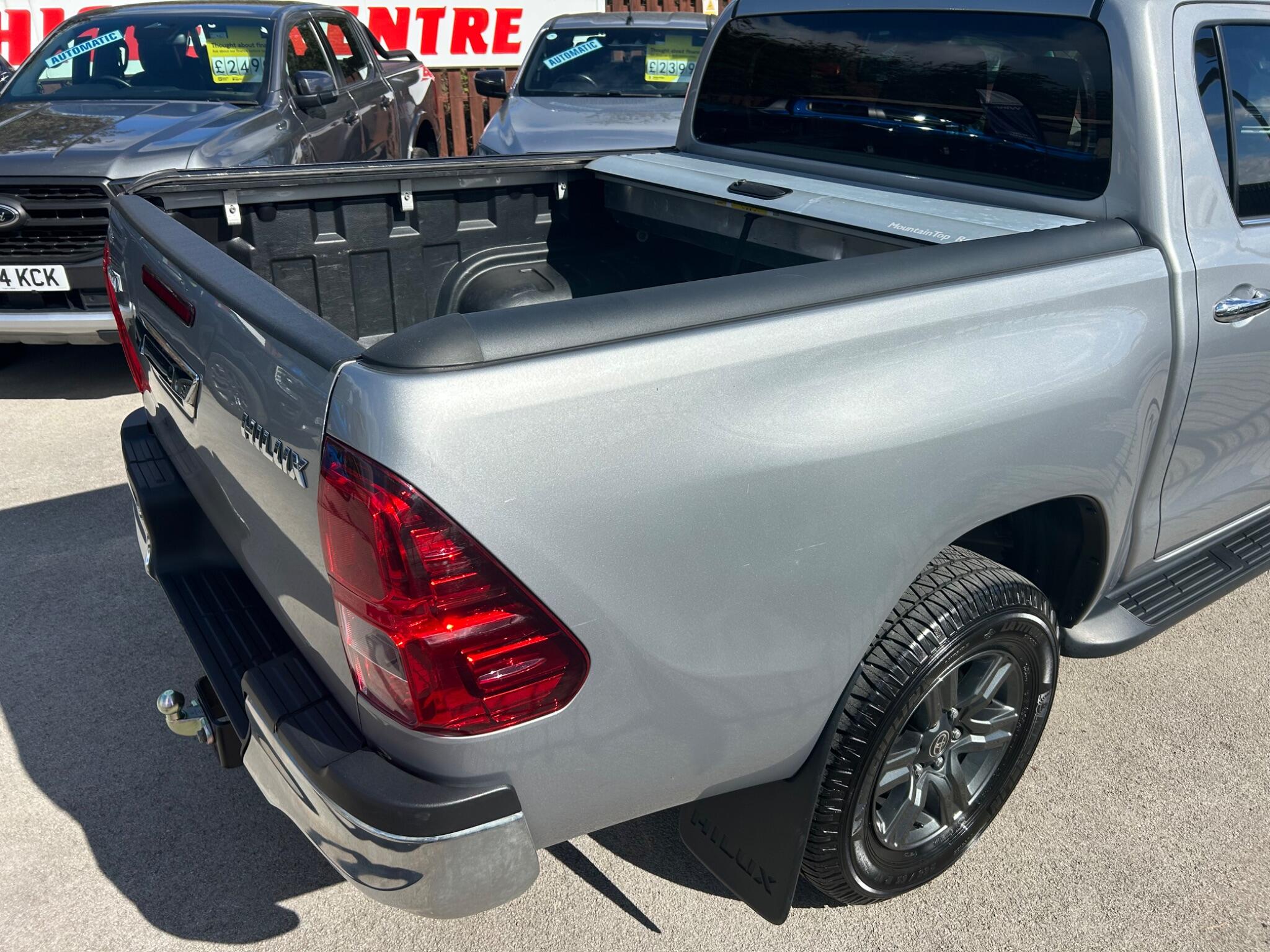 Toyota Hilux view 50