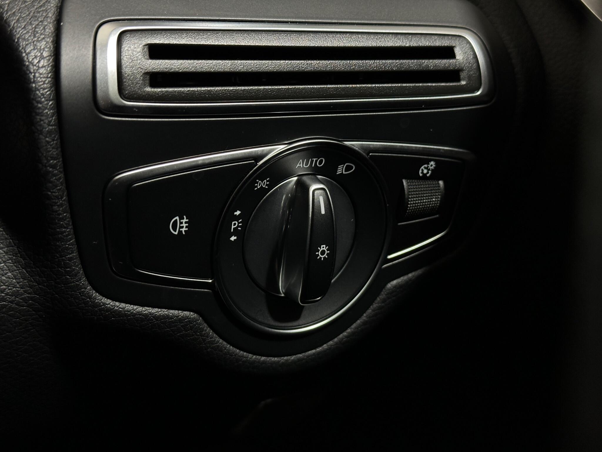 Mercedes-Benz C-Class view 18