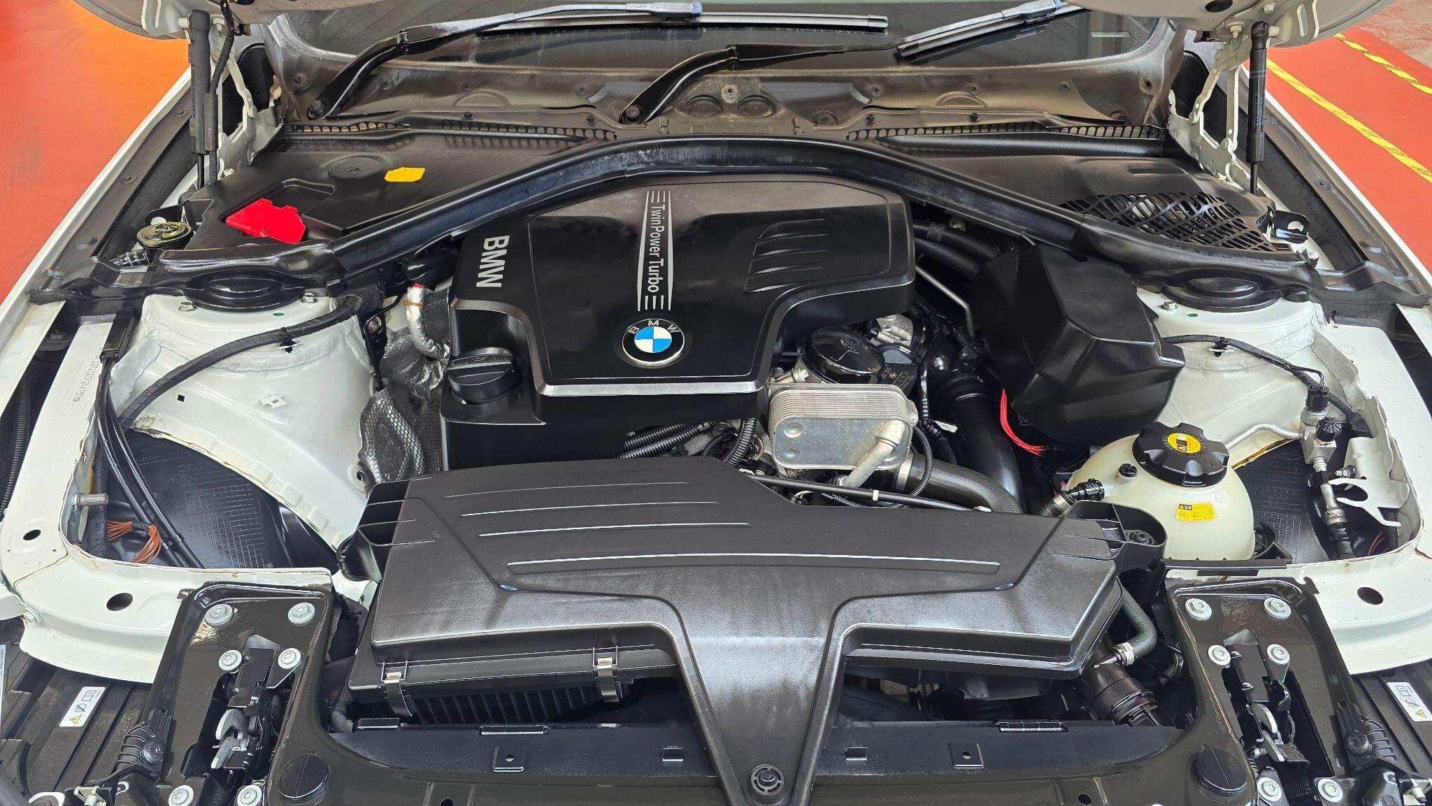 BMW 3 Series view 24