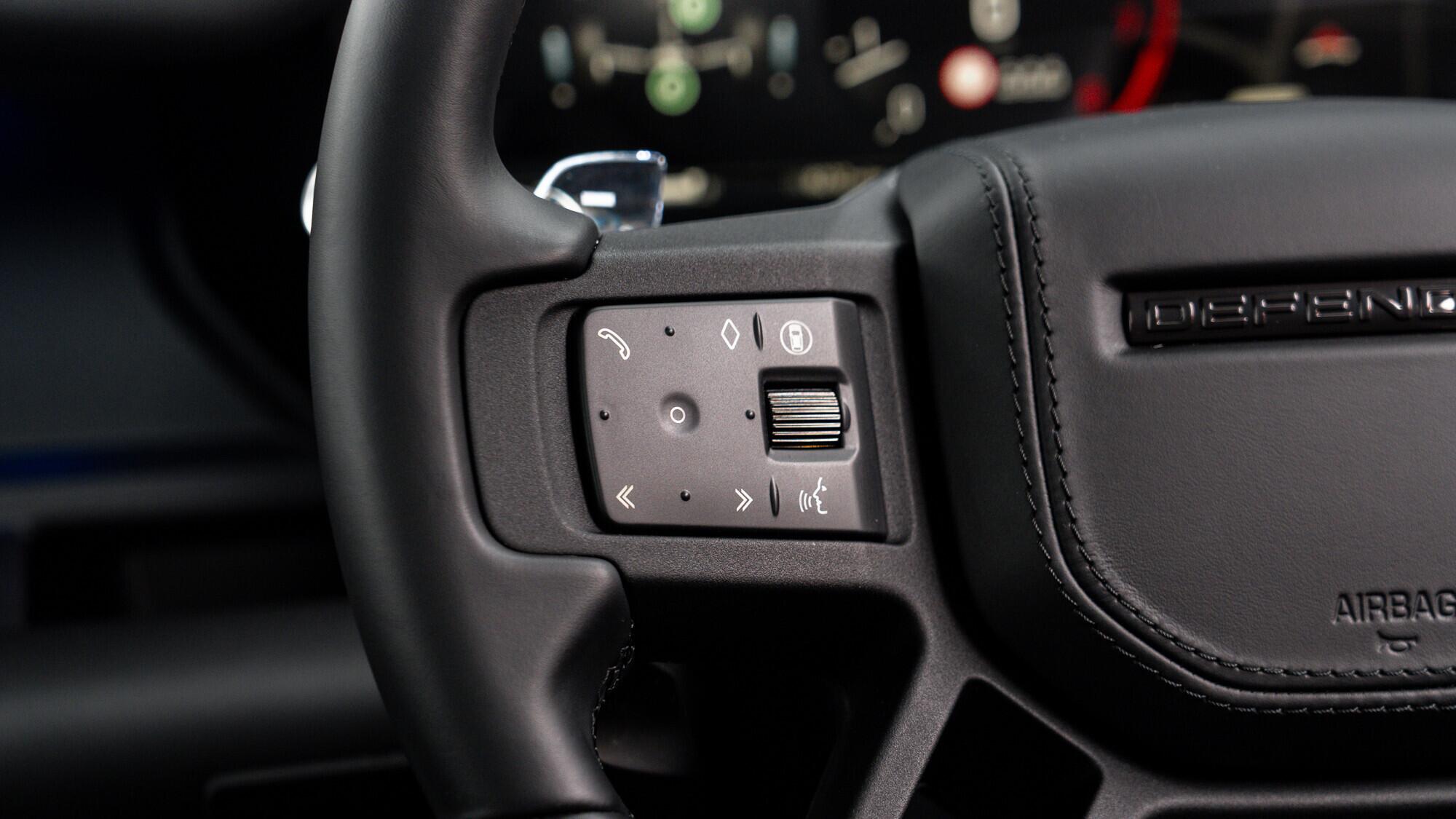 Land Rover Defender 110 view 24