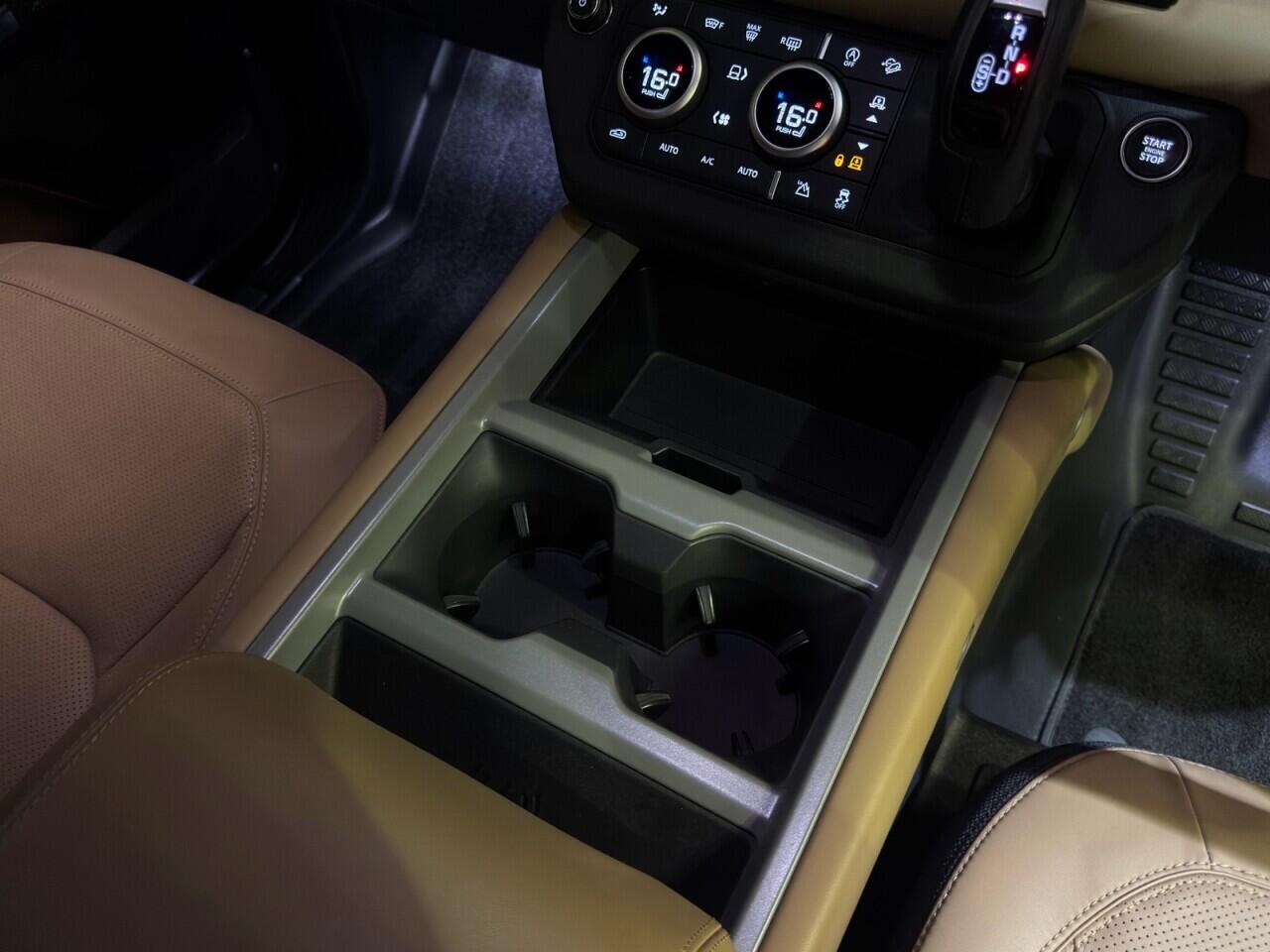 Land Rover Defender 110 view 12