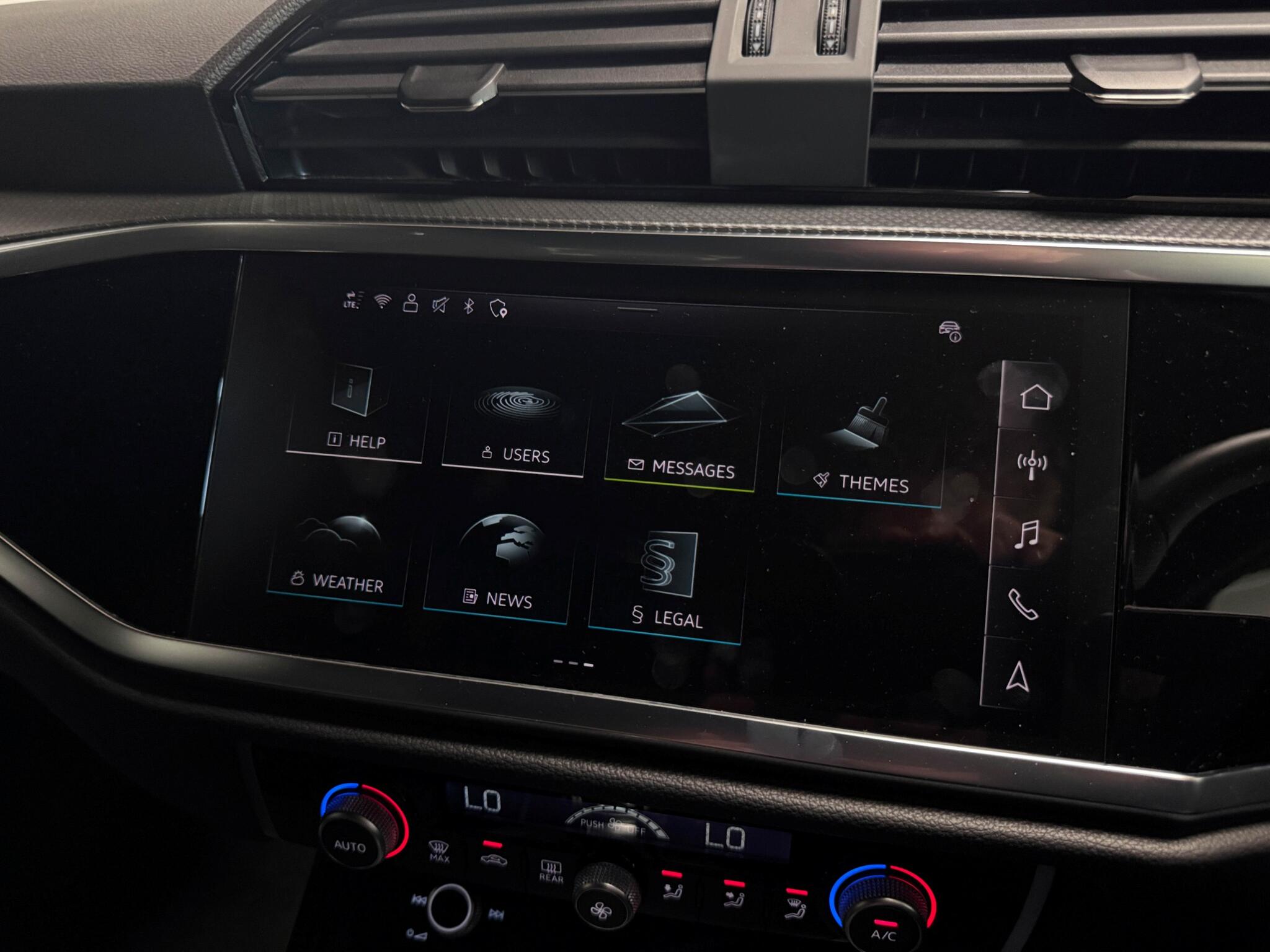 Audi Q3 view 42