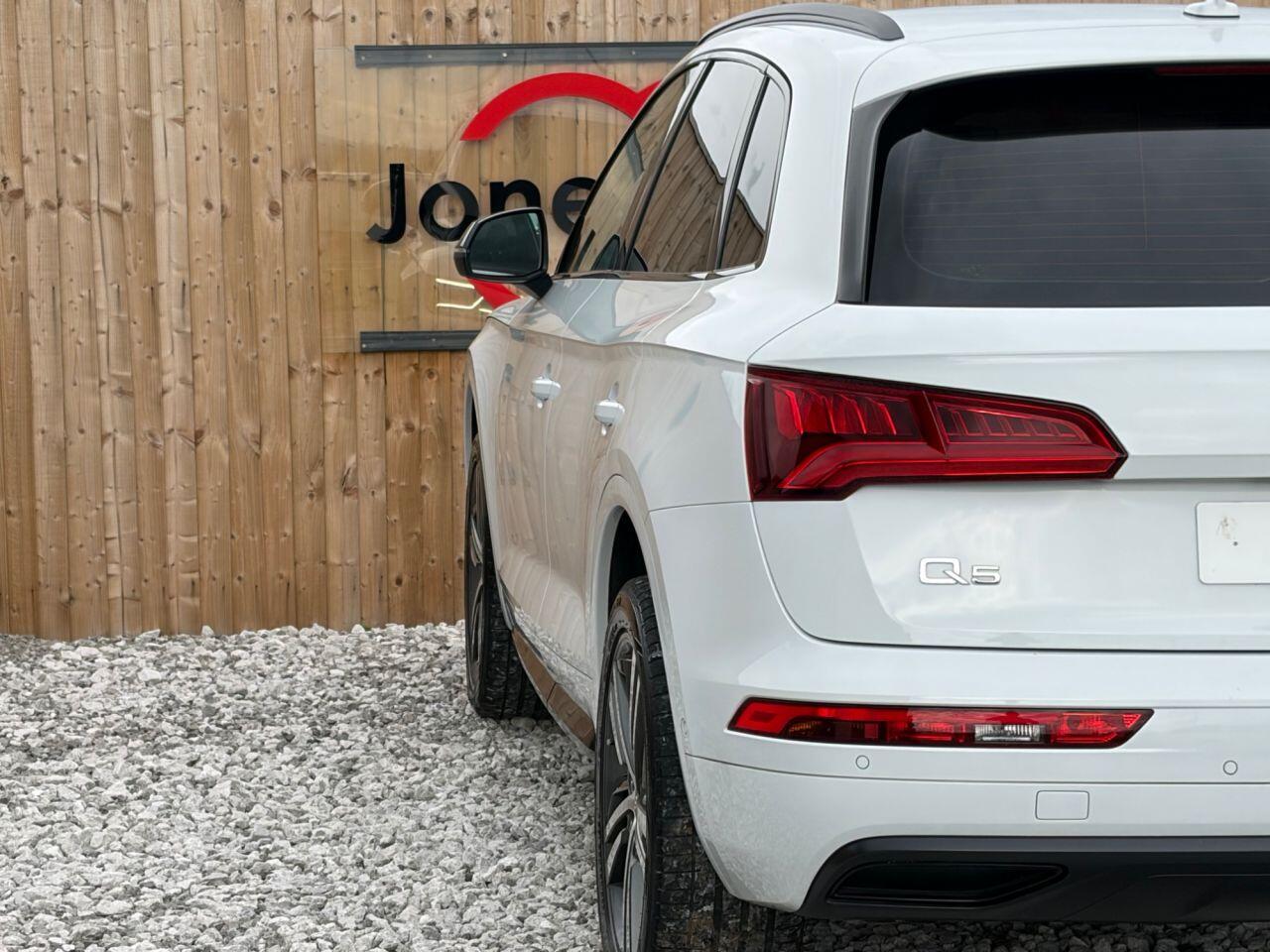 Audi Q5 view 9