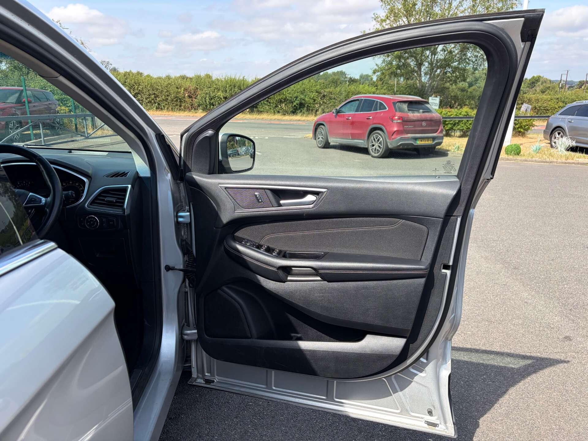 Ford Edge view 35