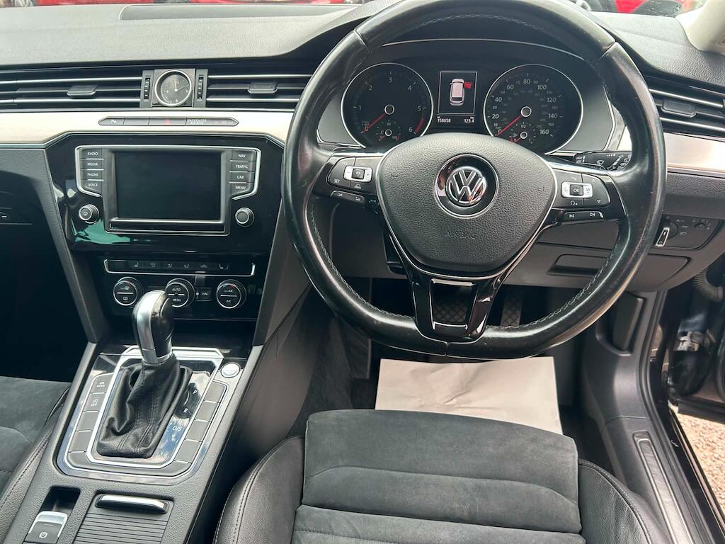 Volkswagen Passat view 9