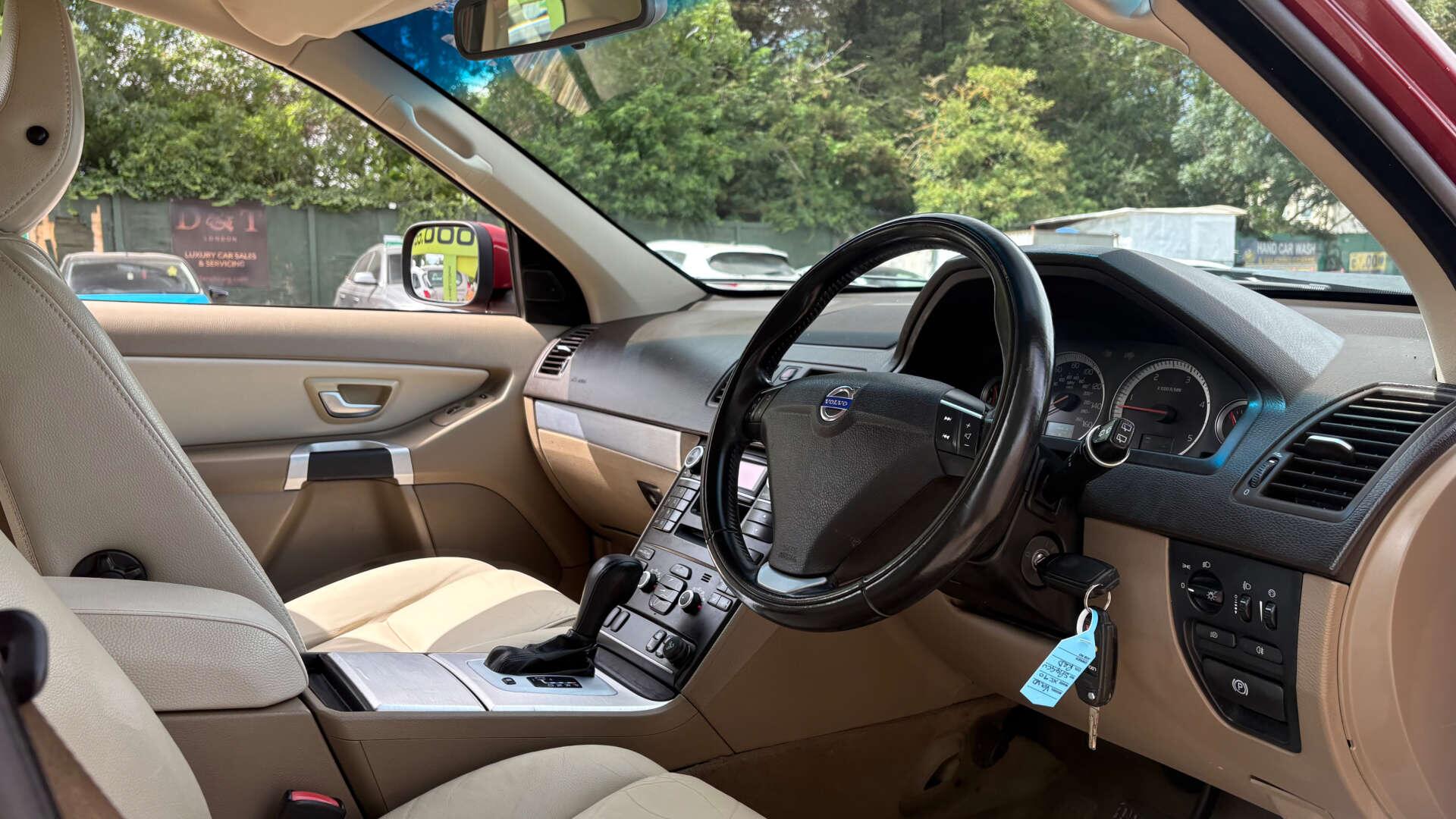 Volvo XC90 view 6