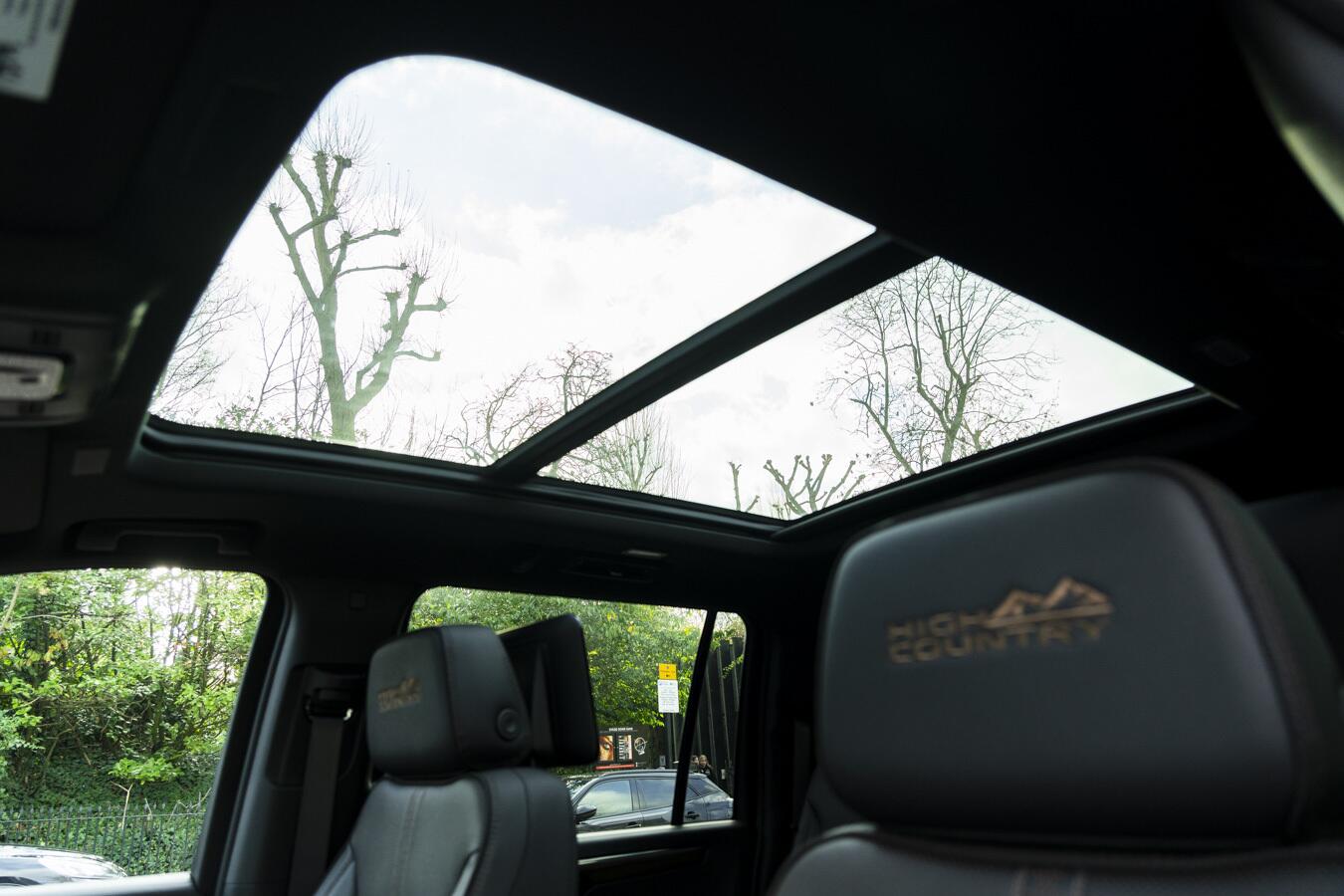 Chevrolet Suburban view 29