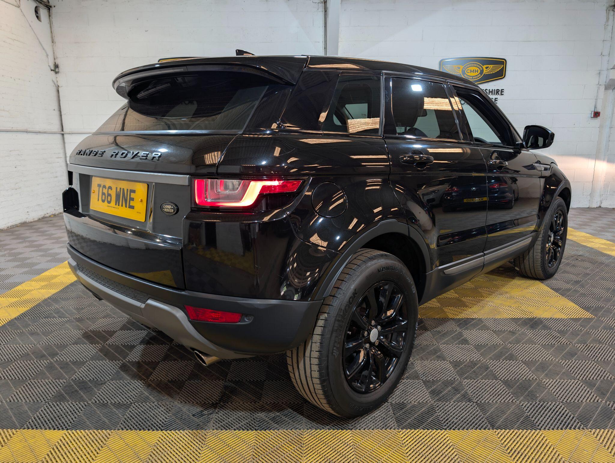 Land Rover Range Rover Evoque view 3