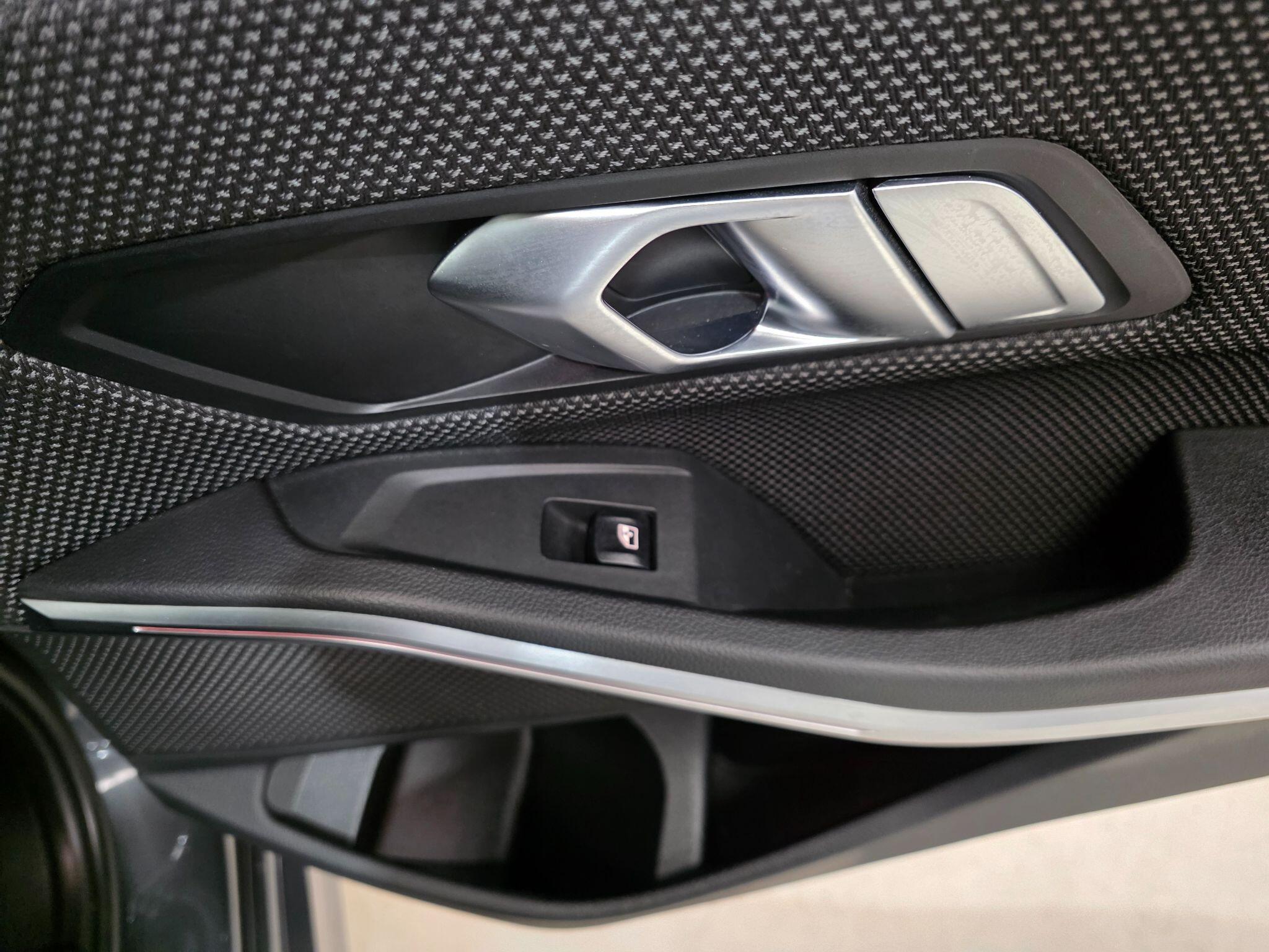 BMW 3 Series view 24