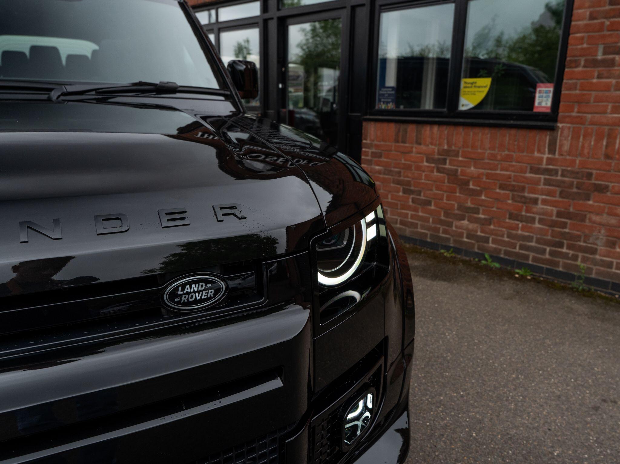 Land Rover Defender 110 view 19