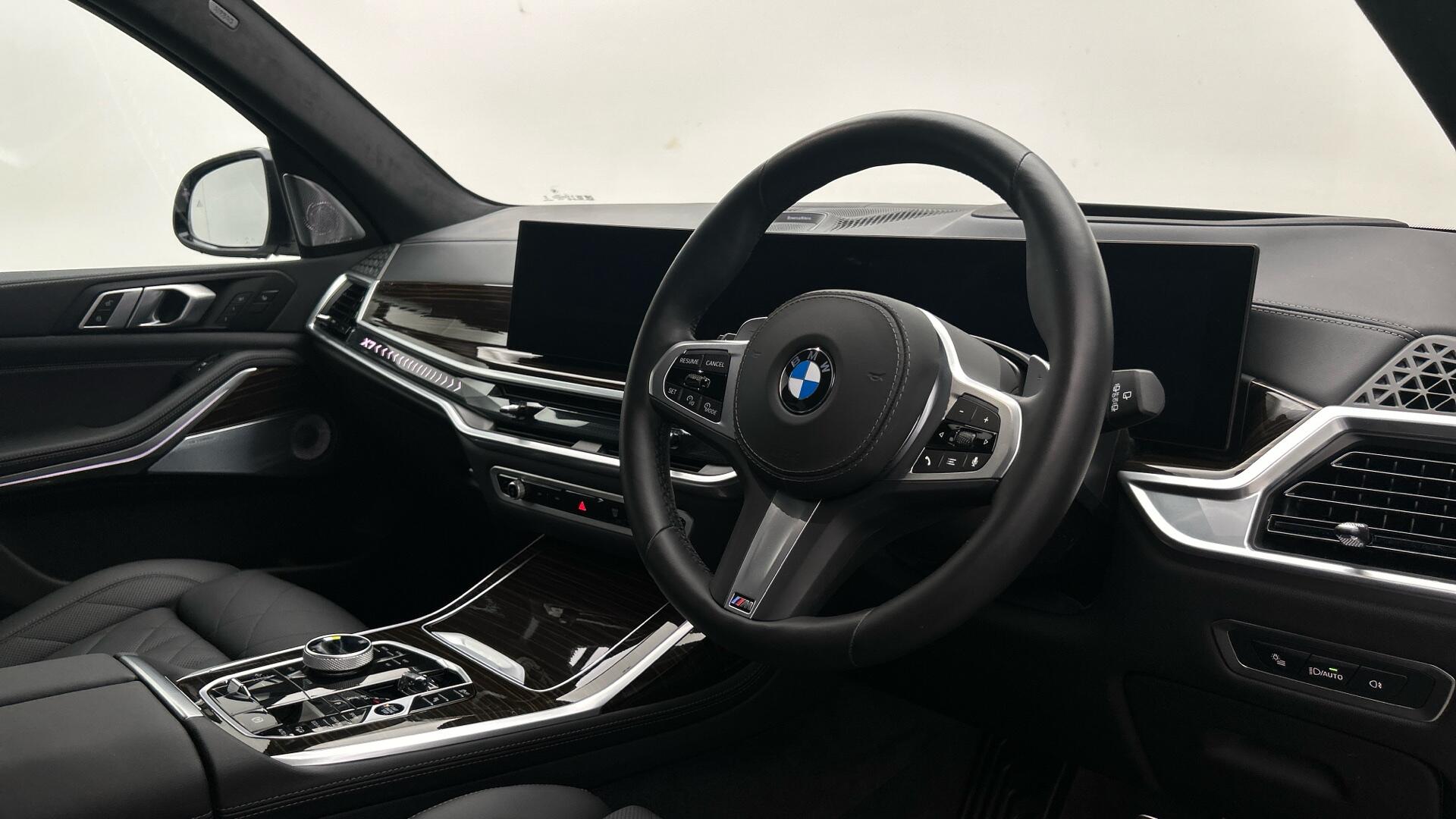 BMW X7 view 6