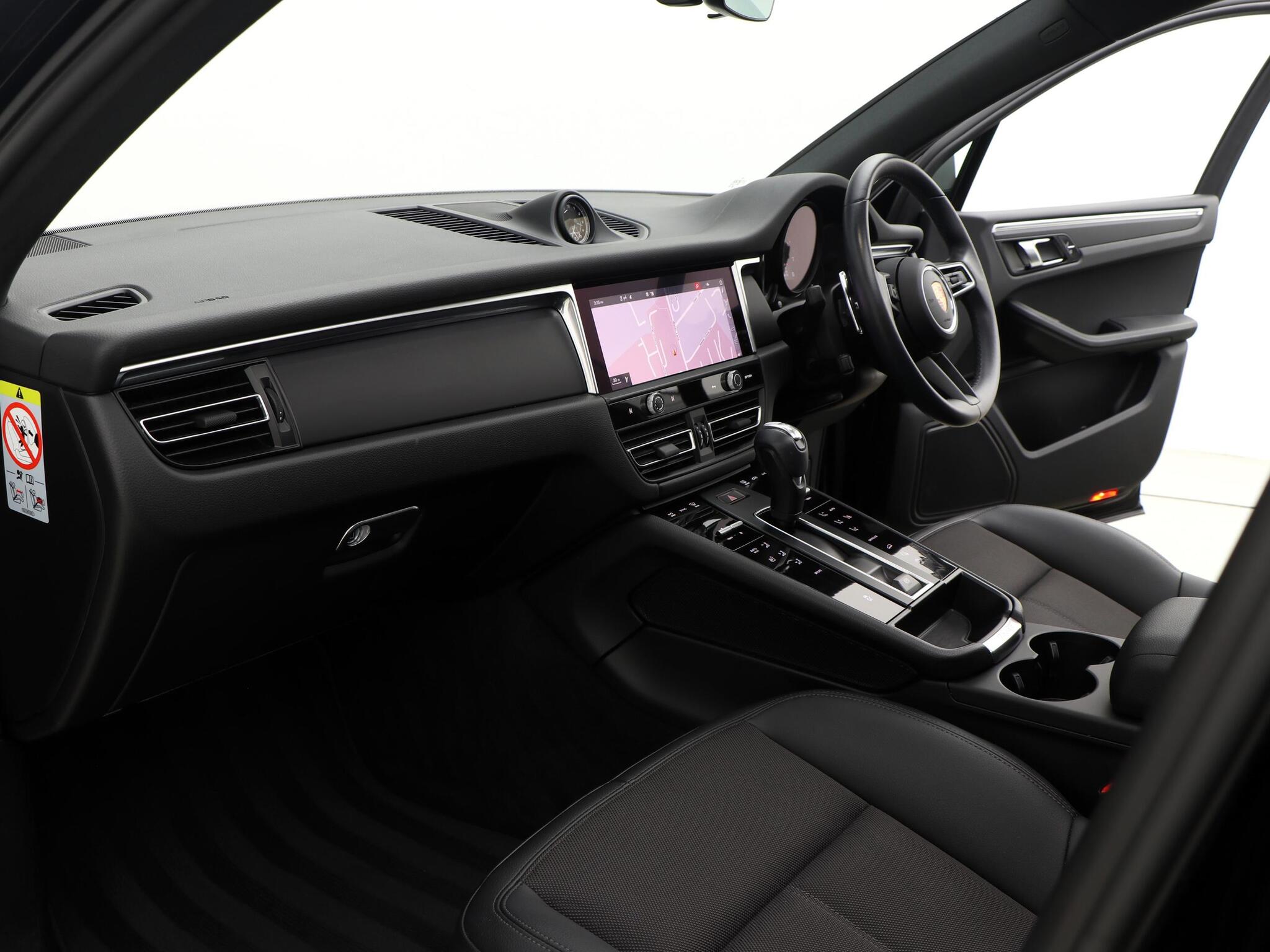 Porsche Macan view 4
