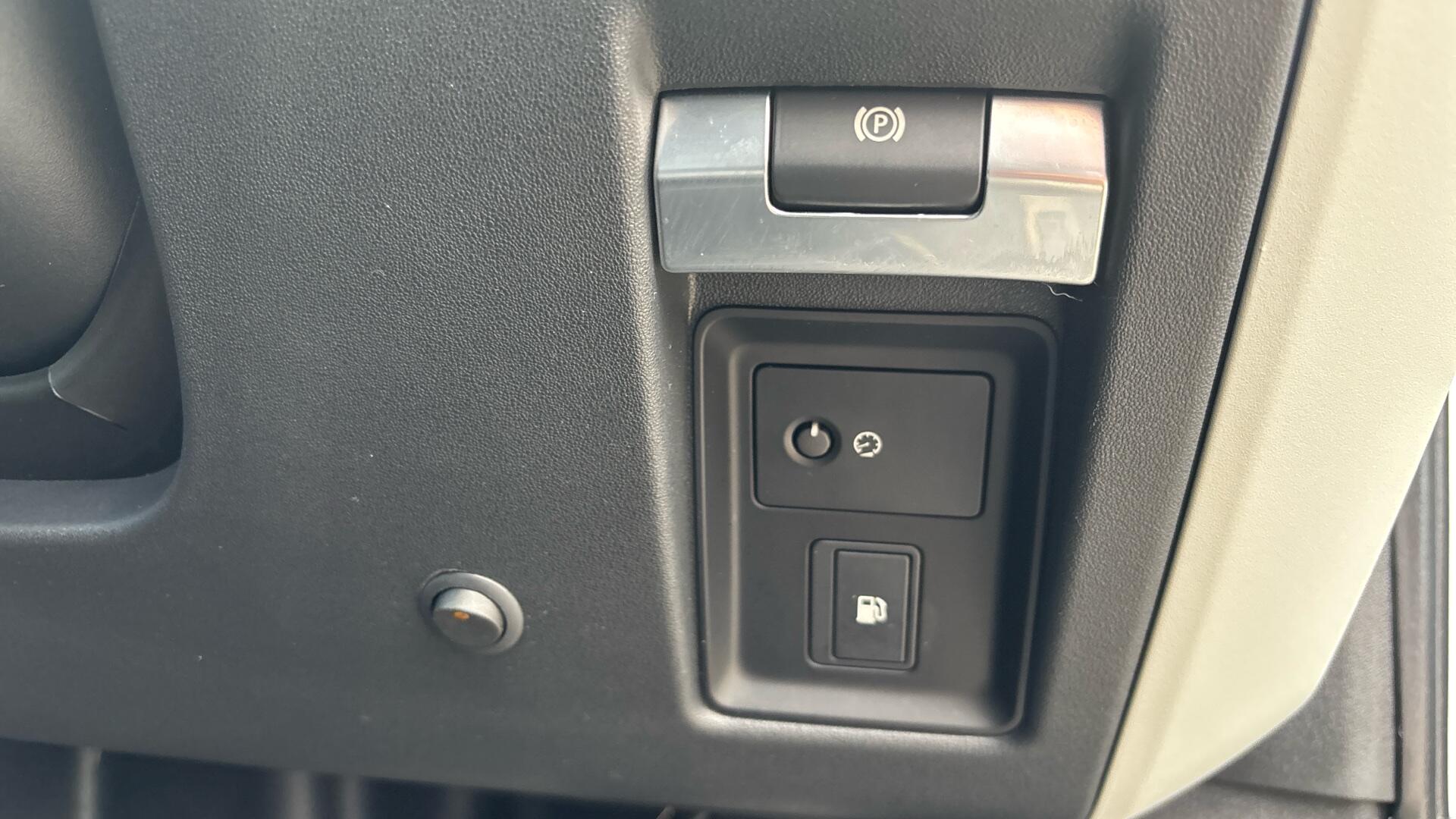 Land Rover Defender view 41