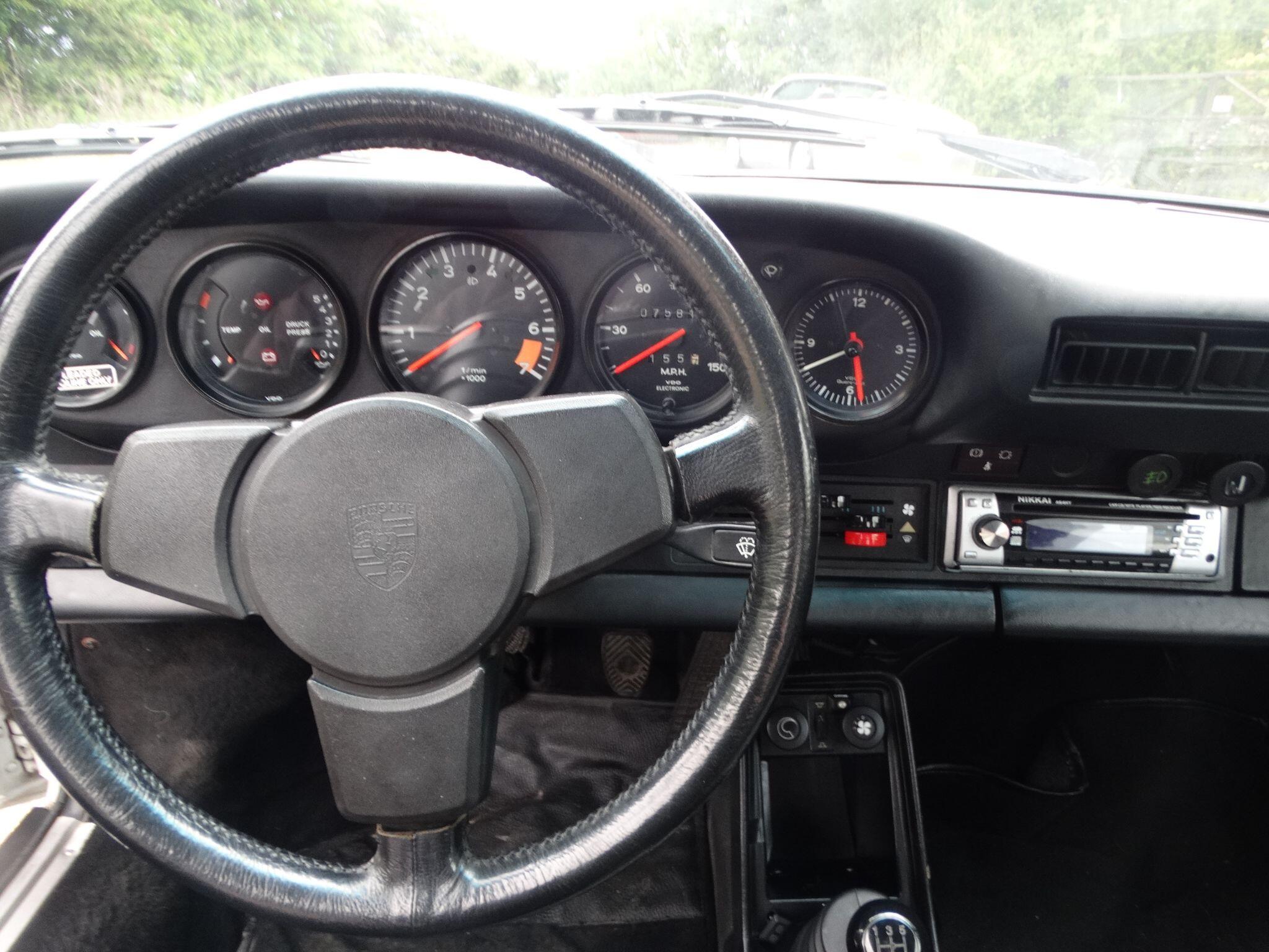 Porsche 911 view 7