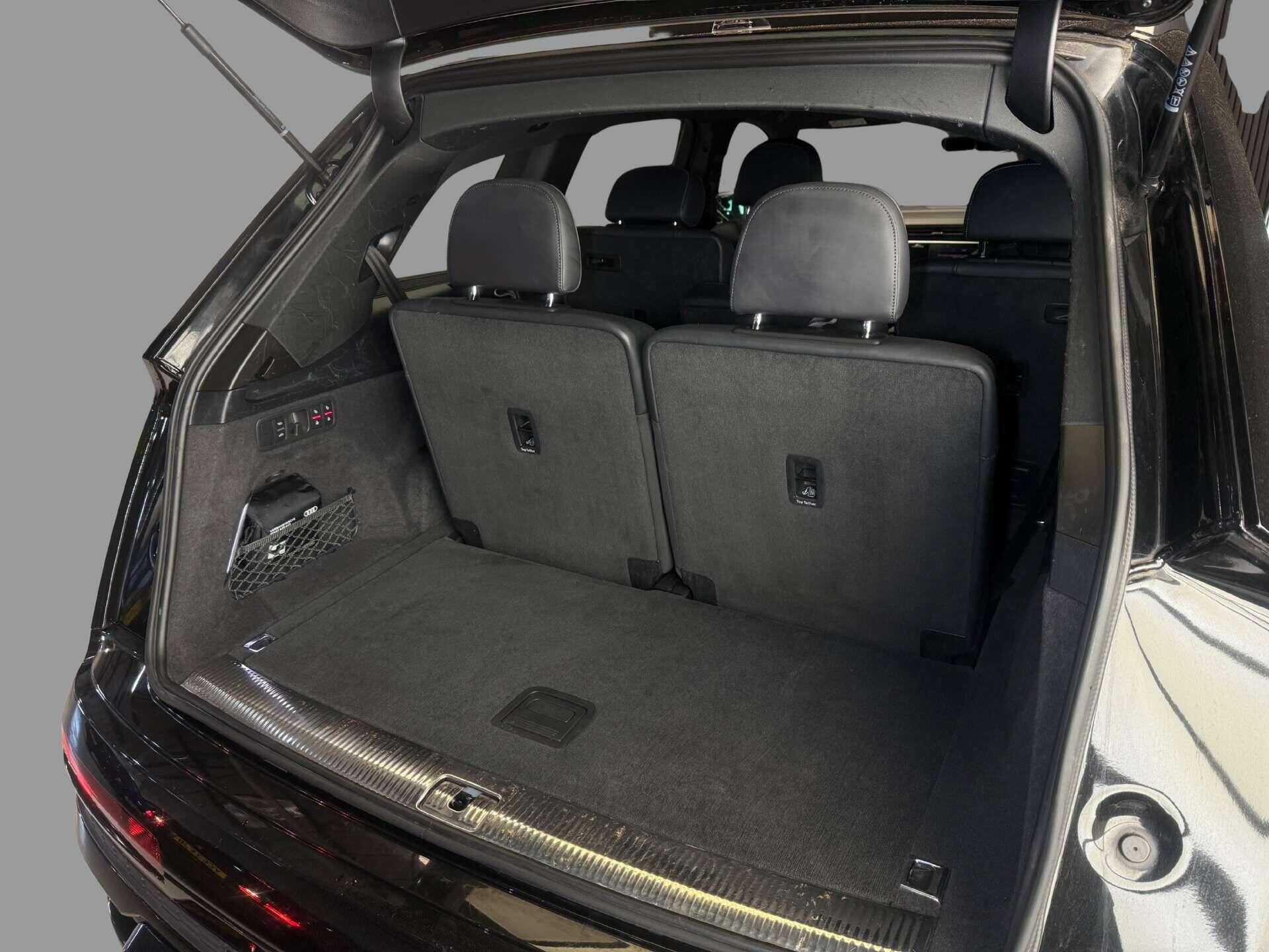 Audi Q7 view 13