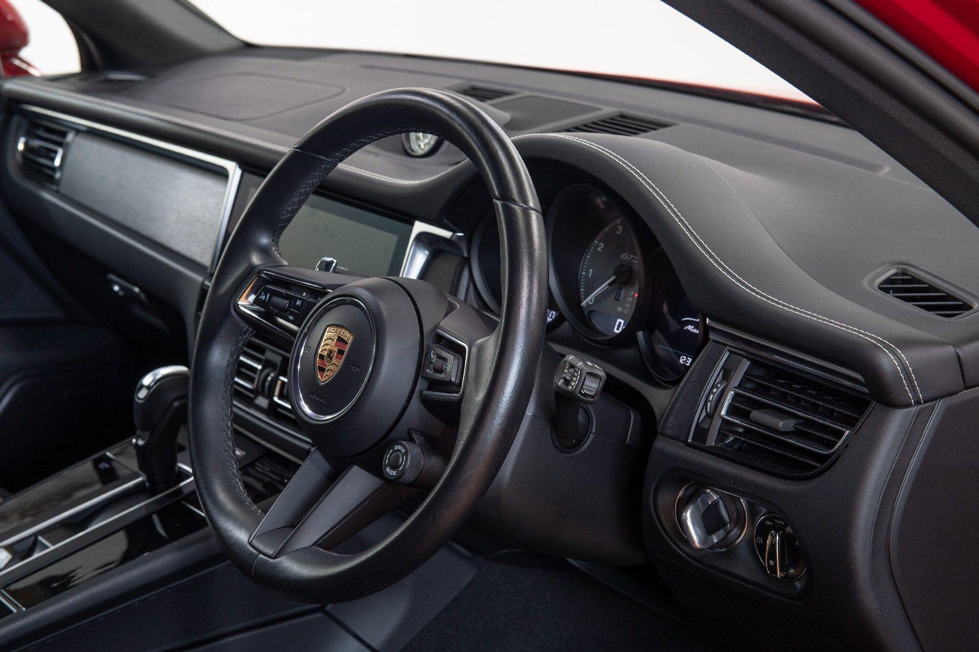 Porsche Macan view 12