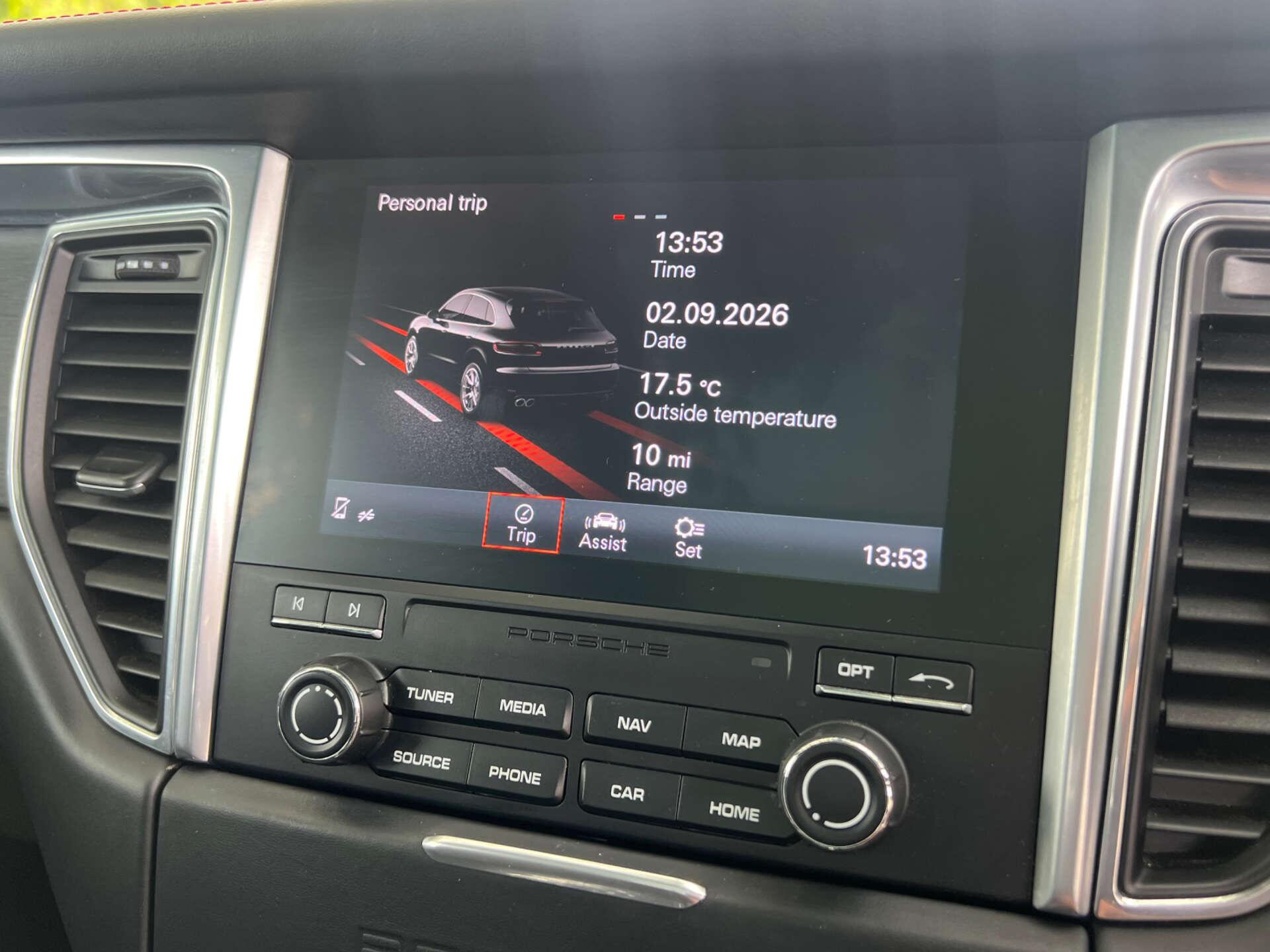 Porsche Macan view 50
