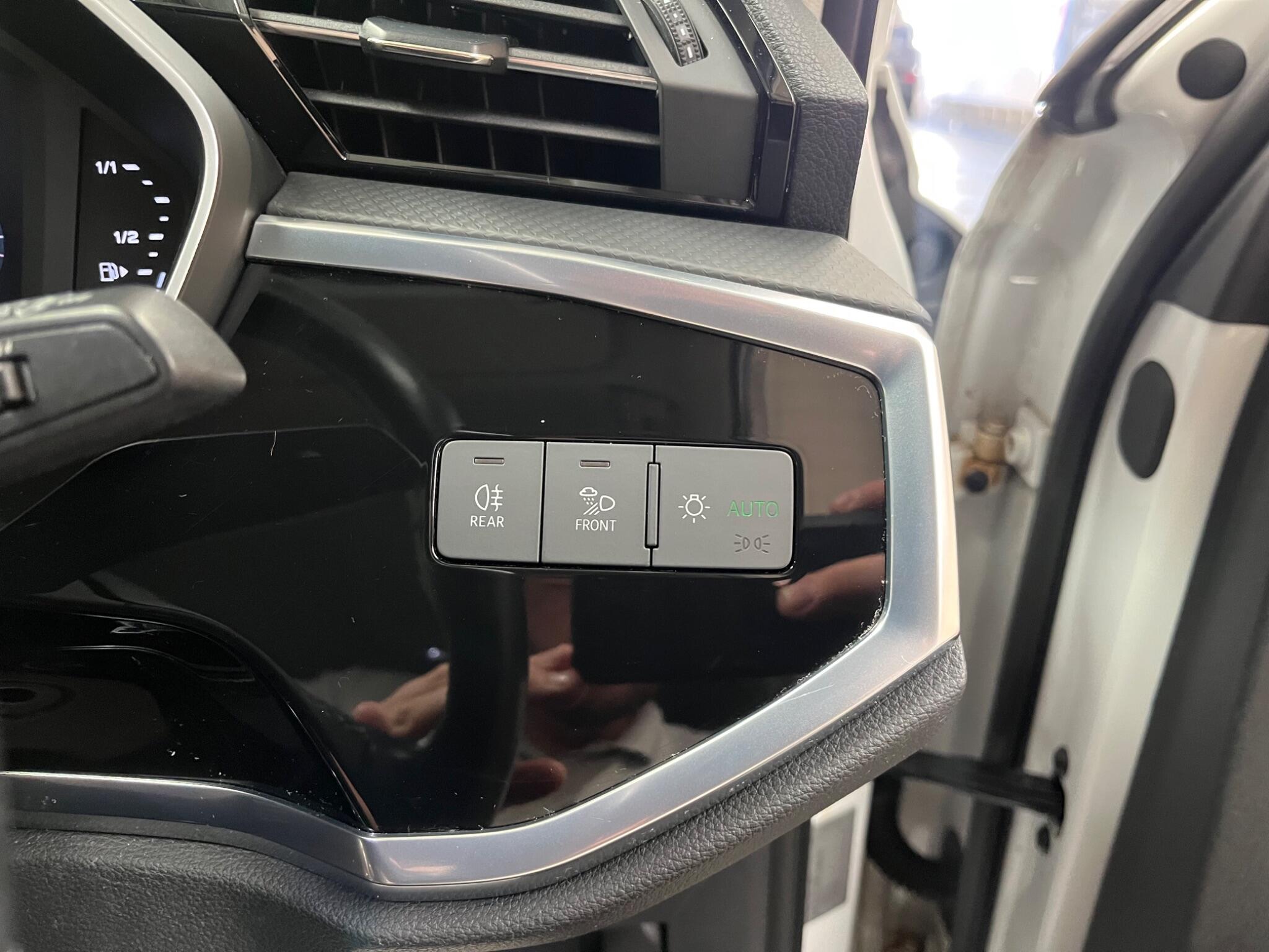 Audi Q3 view 30