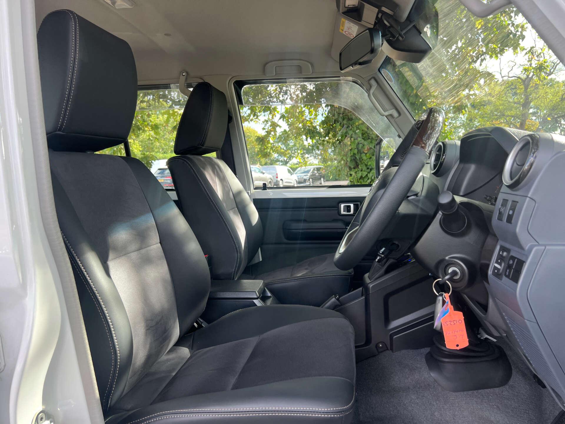 Toyota Land Cruiser view 16