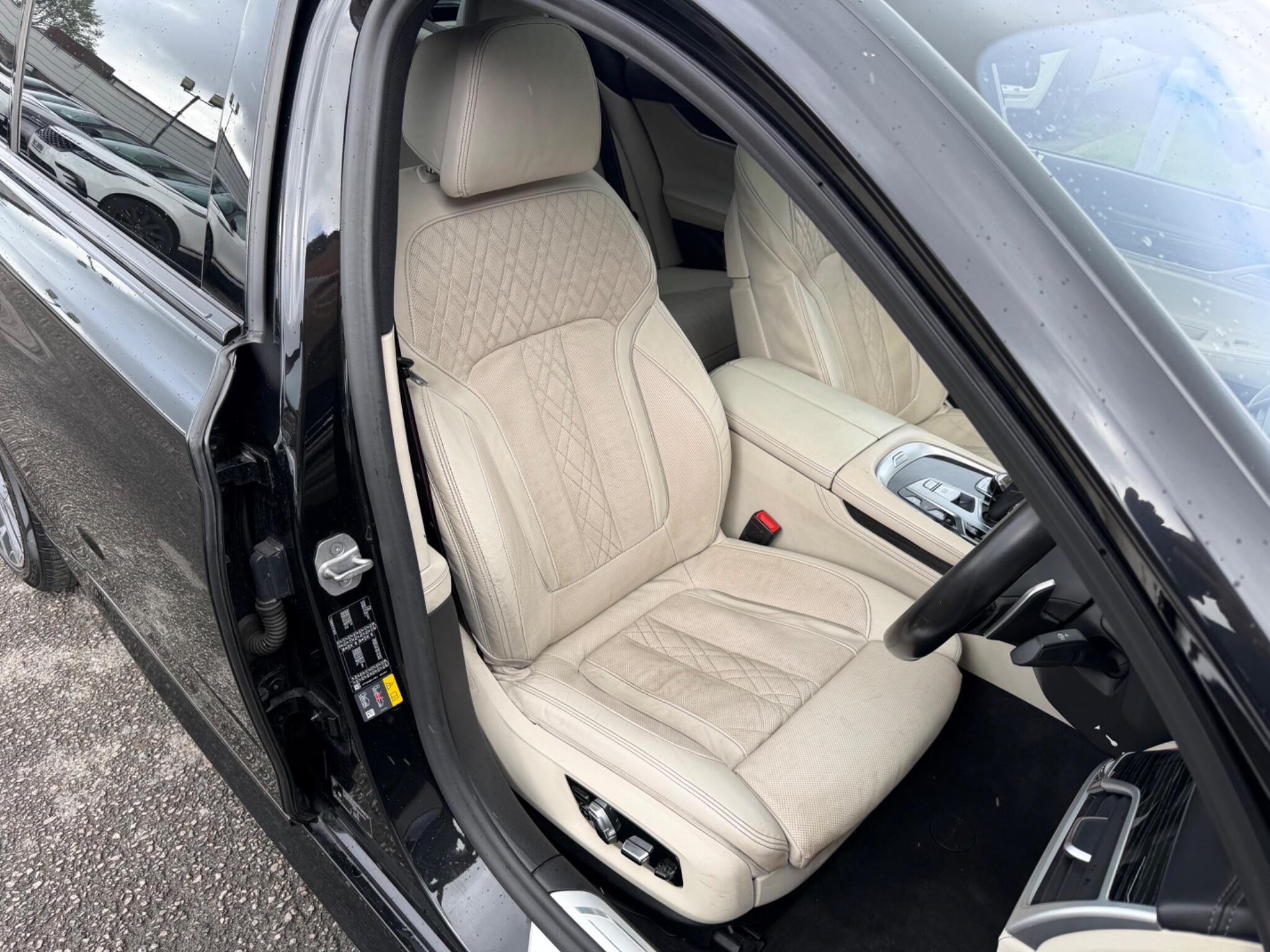 BMW 7 Series view 18