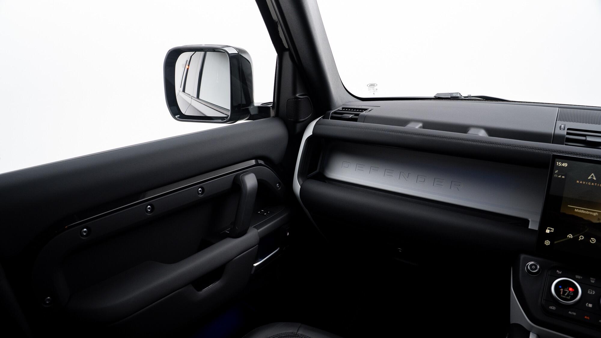 Land Rover Defender 110 view 33