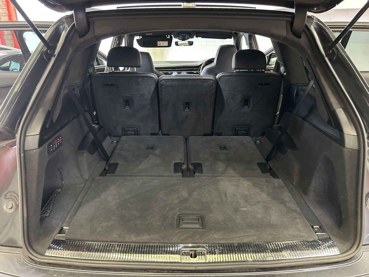 Audi Q7 view 18