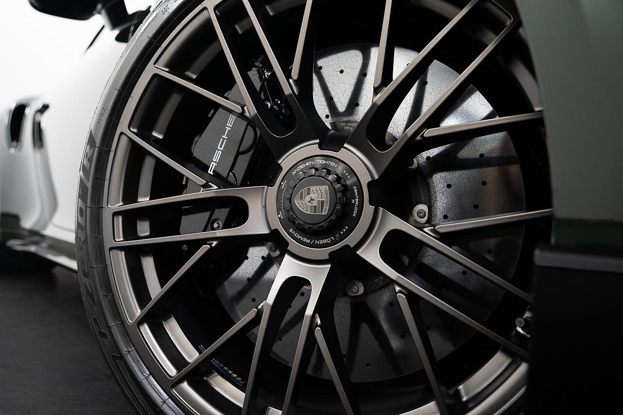 Porsche 911 view 33