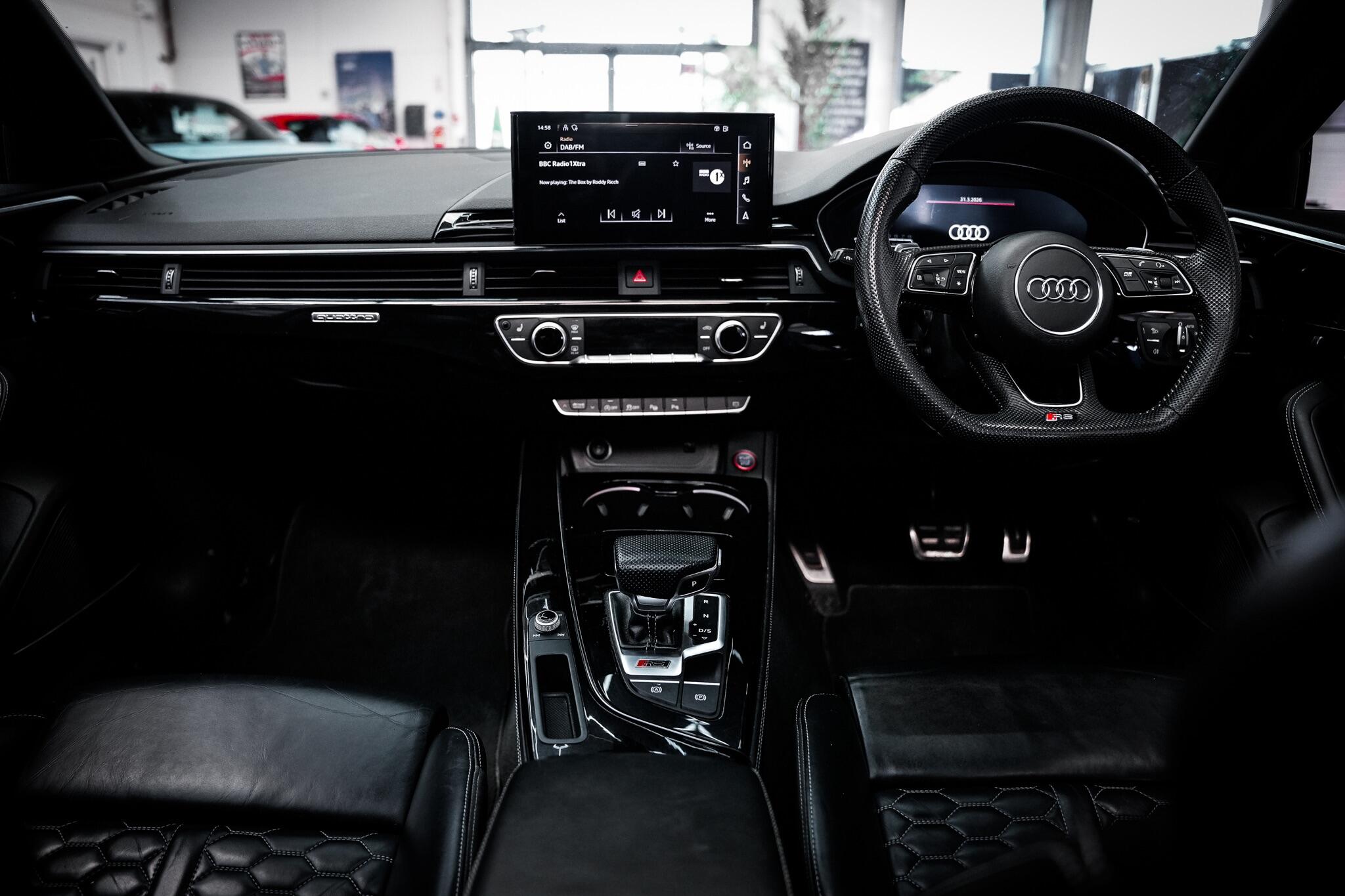 Audi RS4 view 24