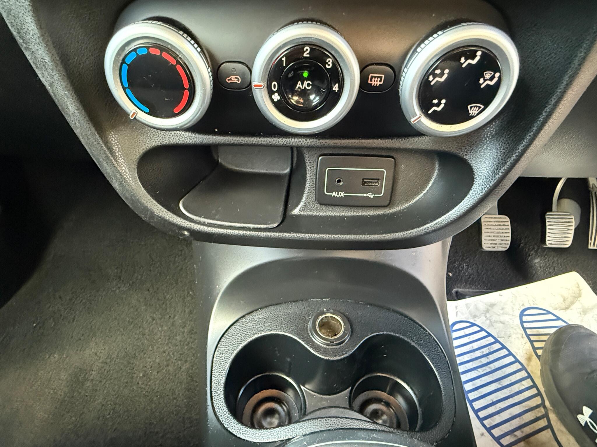 2015 Fiat 500L image 25