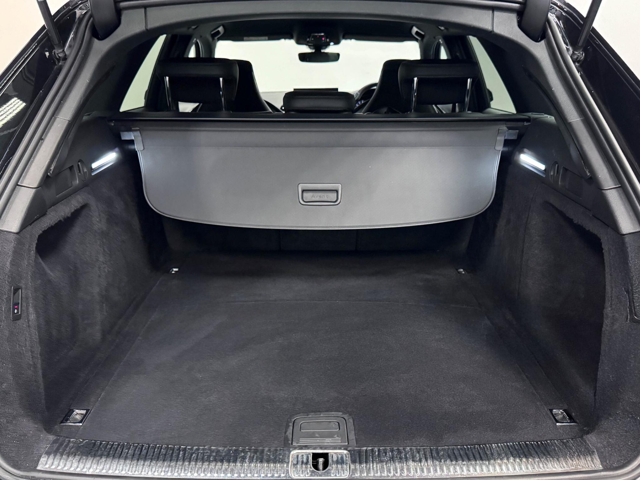 Audi RS4 Avant view 8
