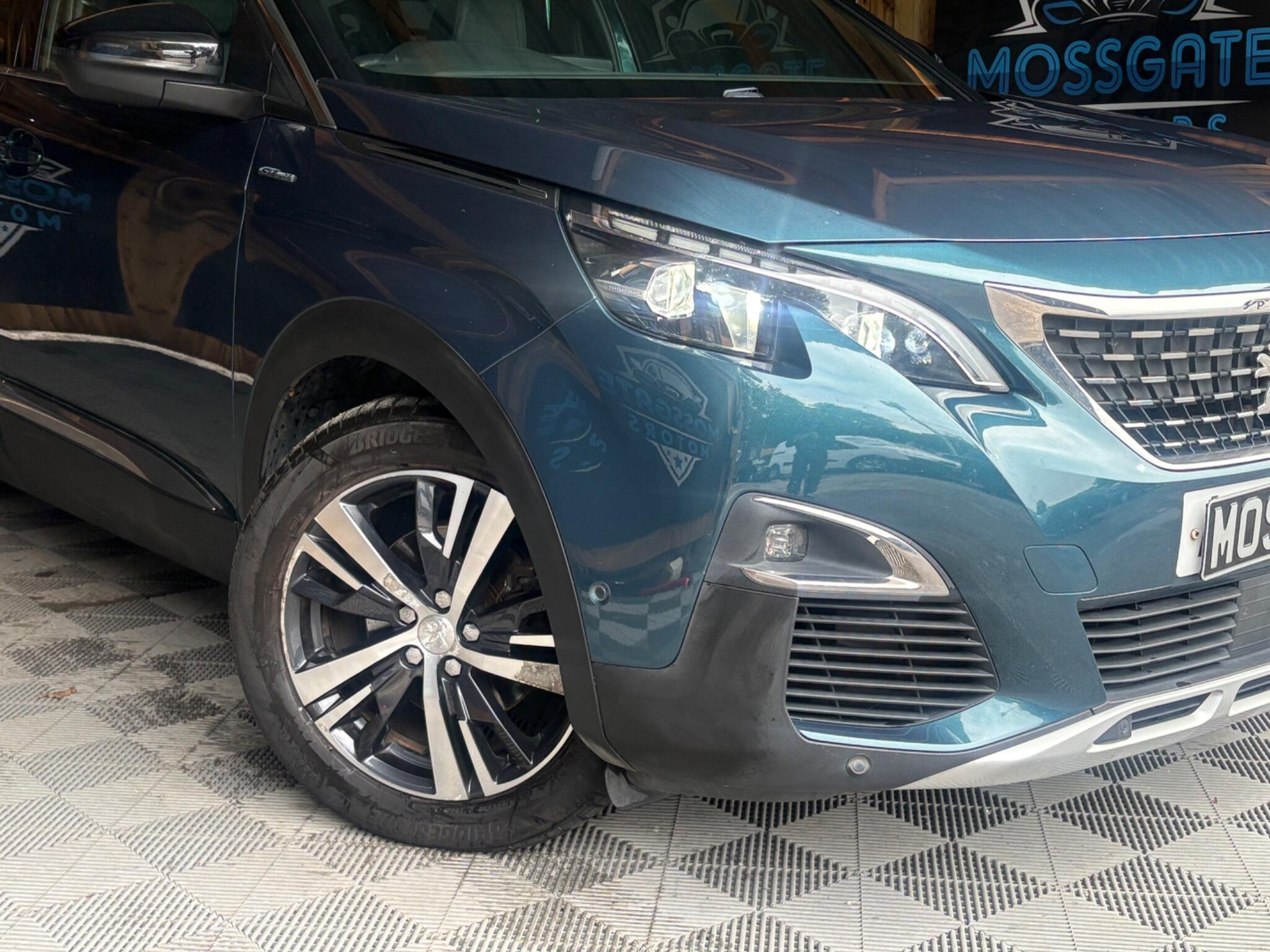 Peugeot 5008 view 2