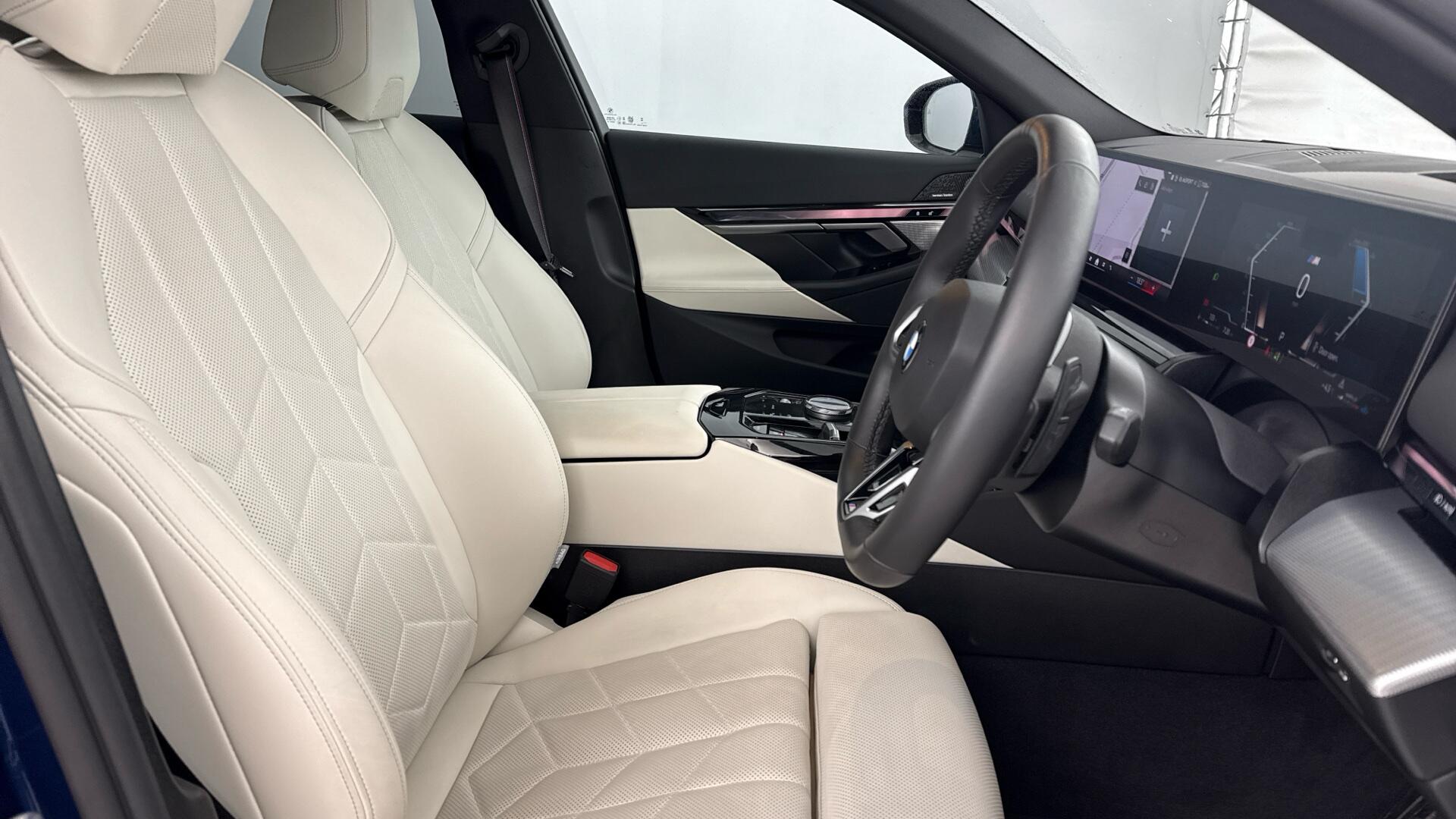 BMW 5 Series view 11