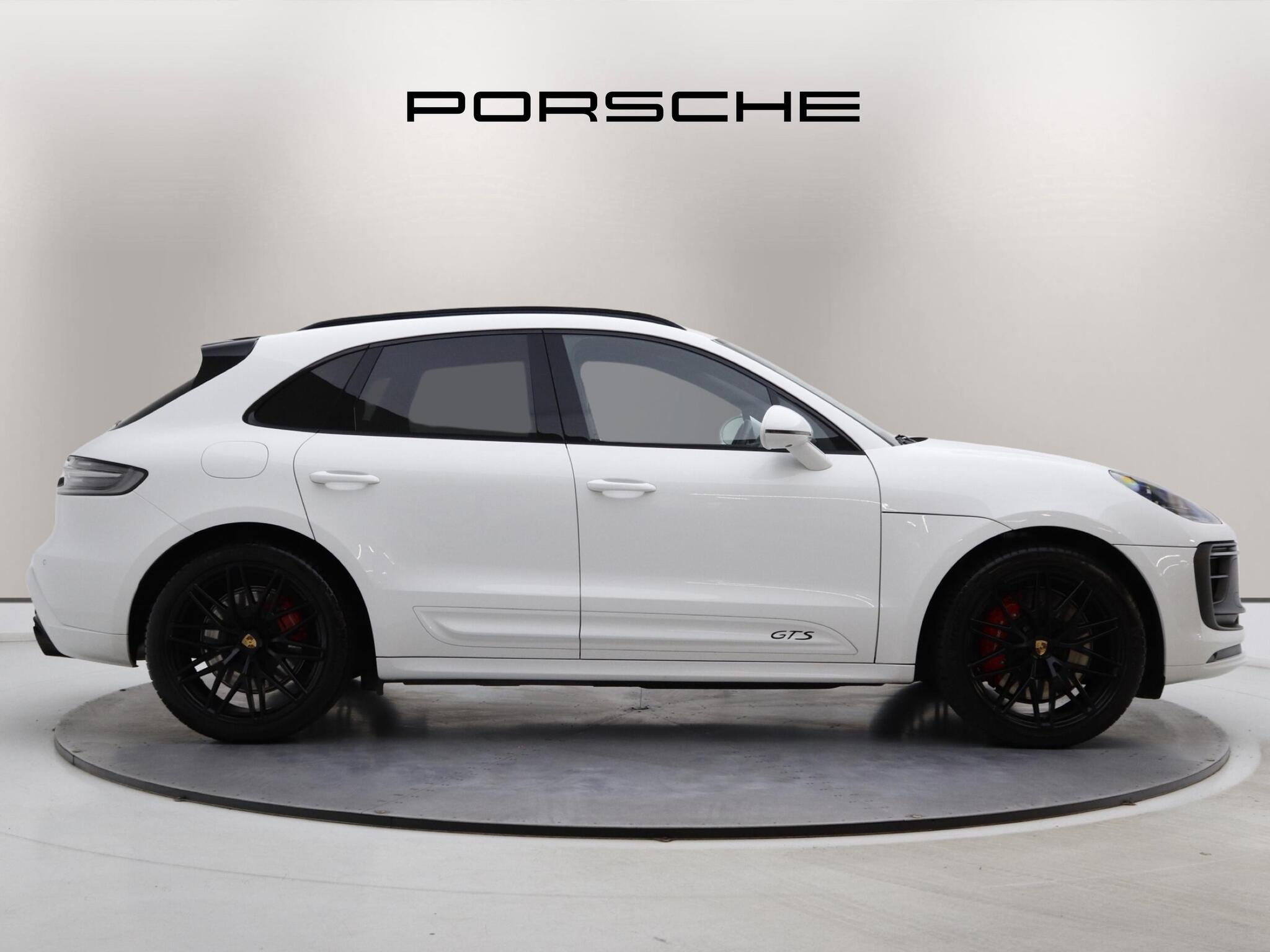 Porsche Macan view 3